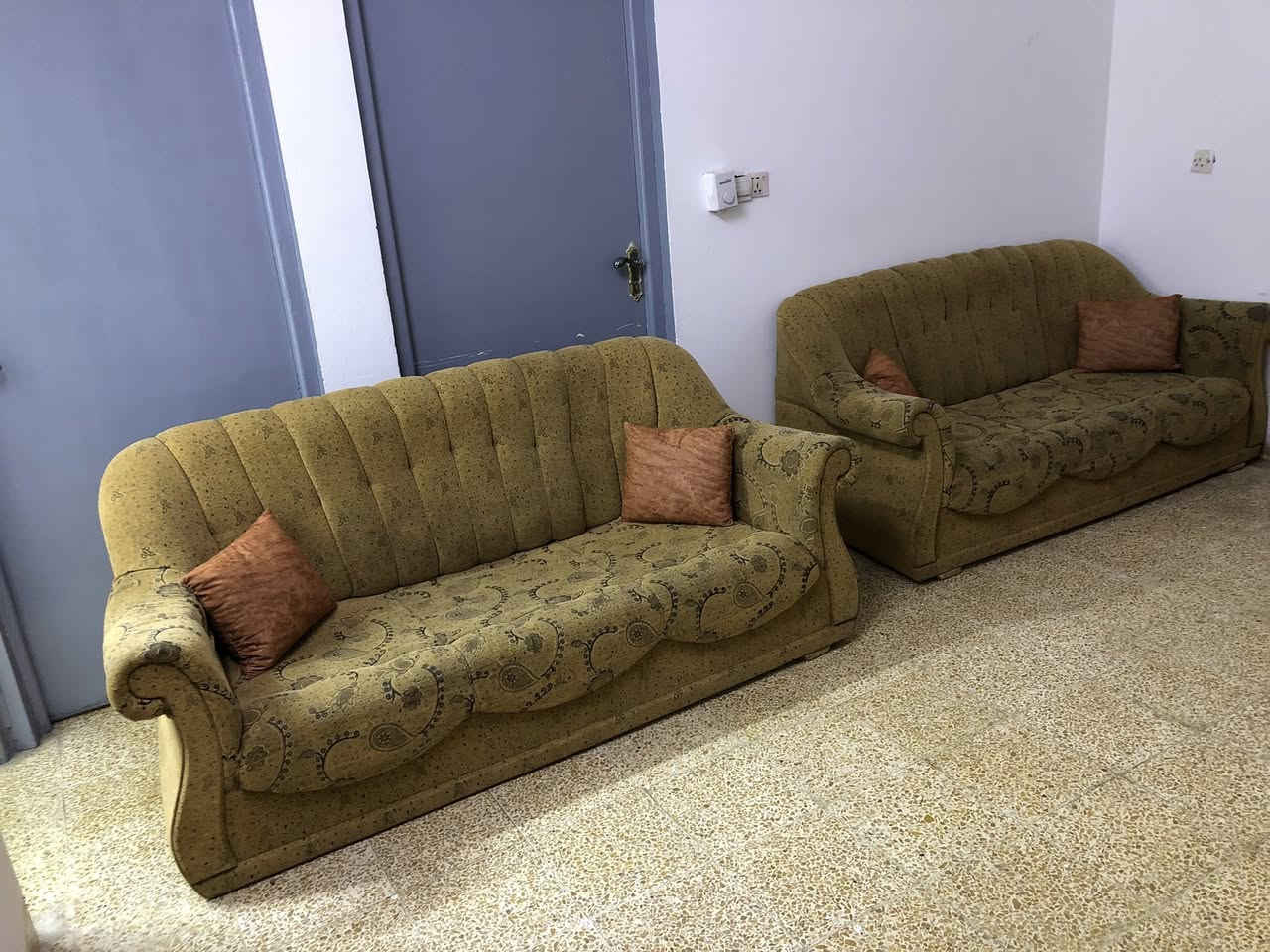 ‏ ‏طاقم ديوان للبيع ‏العنوان موصل السعر 125 رقم الهاتف ***********
