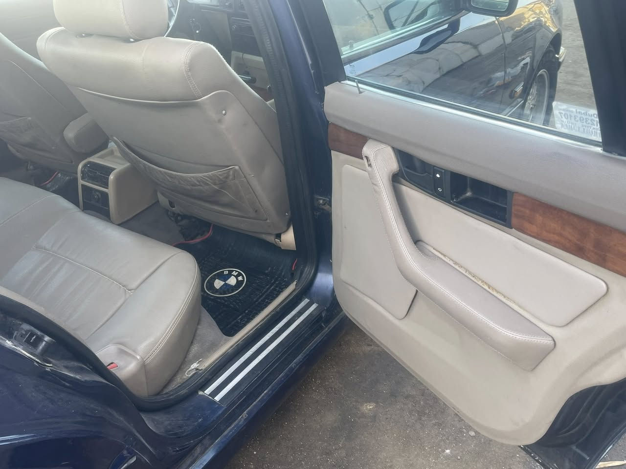 535 اصل بيها 25 فانوس موديل 1991 رقم بغداد باسمي السياره جاهزه من كلشي حداده توني شادها العنوان البصره القبله
 الهاتف ***********
السعر 75 بيها مجال 
(المو شراي لا يتعبنه اكو سيارات حته ب25)
