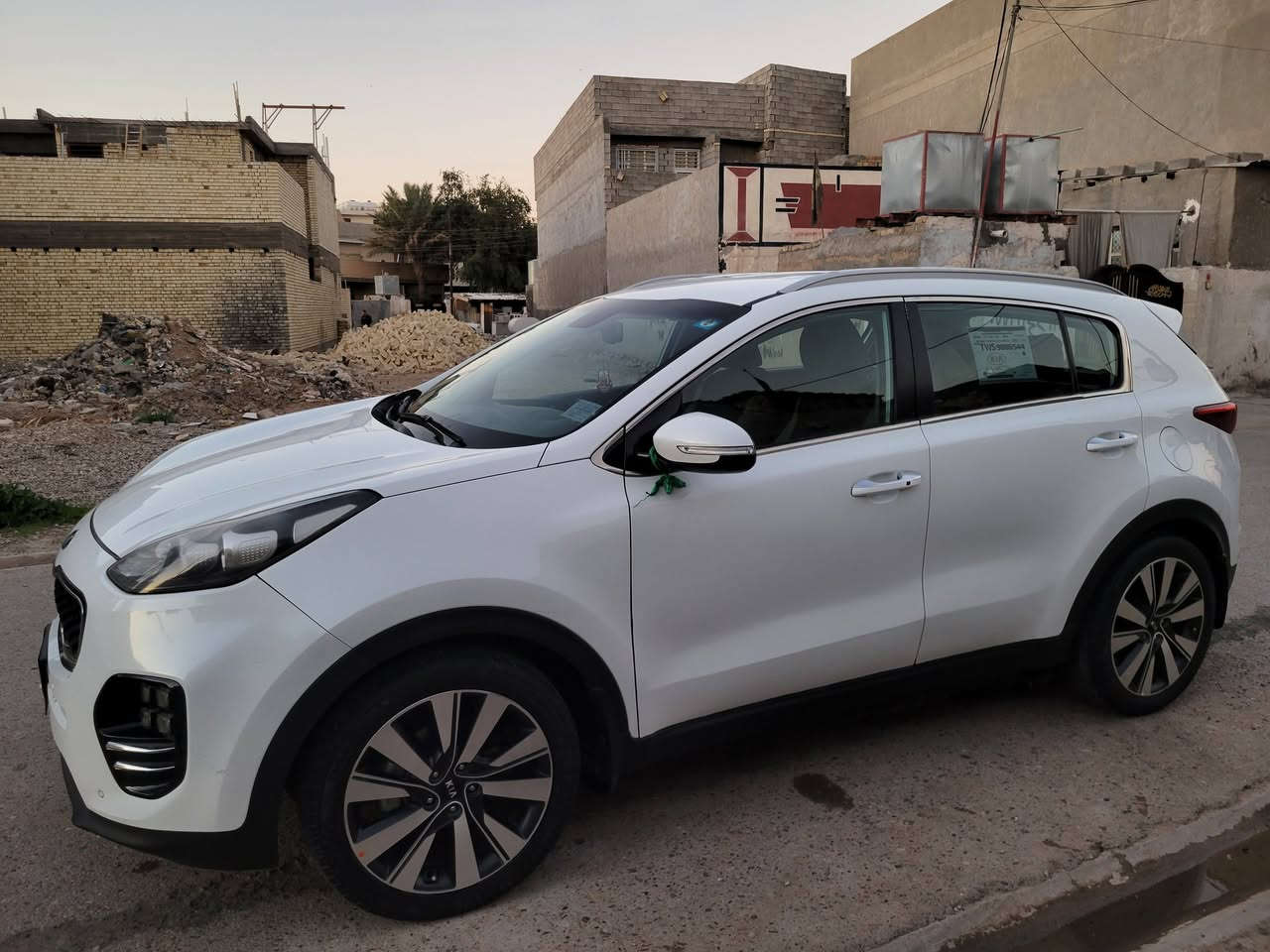 كيا سبورتج 2017 خليجي للبيع 
التفاصيل والمواصفات:
 * الموديل: 2017. 
 *  محرك 2000 دوش
 * اللون: أبيض 
 * الحالة الميكانيكية: المحرك والگير بحالة ممتازة جداً (نظافة واضحة بالصور).
 * المواصفات الداخلية:
   * شاشة وكاميرا خلفية.
   * تحكم ستيرن كامل.
   * بصمة تشغيل وبصمة أبواب.
   * تبريد قطعتين (ثلج).
   * داخل مخمل نظيف جداً مع تغليف كشنات.
 * المواصفات الخارجية:
   * لايتات عدسة مع لدات نهارية.
   * كاشفات رباعية (مواصفات مميزة).
   * حساسات أمامية وخلفية.
   * ويل كب كبير (كروم).
   * إشارات بالمرايا مع طي آلي.
الحالة العامة: السونار مرفق بل صور .
📍 الموقع: بغداد _حسينية المعامل
للاستفسار لاتصال على رقم الهاتف  فقط

📞***********
السعر 💲 176
 وبيها مجال
