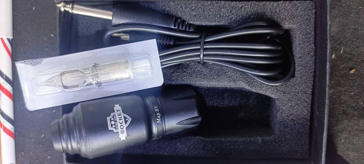 جهازين اثنين وشم تاتو اعلى سعر ابيع 
هذا المنتج عبارة عن مجموعة ماكينة وشم على شكل قلم من طراز "Rocket"، وتتميز بـ: 
النوع: ماكينة وشم دوارة (Rotary Tattoo Pen).
الجهد الأقصى: تعمل بجهد أقصى يصل إلى 8 فولت.
المحرك: محرك ياباني قوي وسريع.
المميزات: خفيفة الوزن ومصنوعة من الألومنيوم لضمان الدقة والسرعة.


**إذا كنت صاحب هذا الإعلان وتريد حذفه لأي سبب، رجاءا أرسل رسالة إلى الدعم الفني**