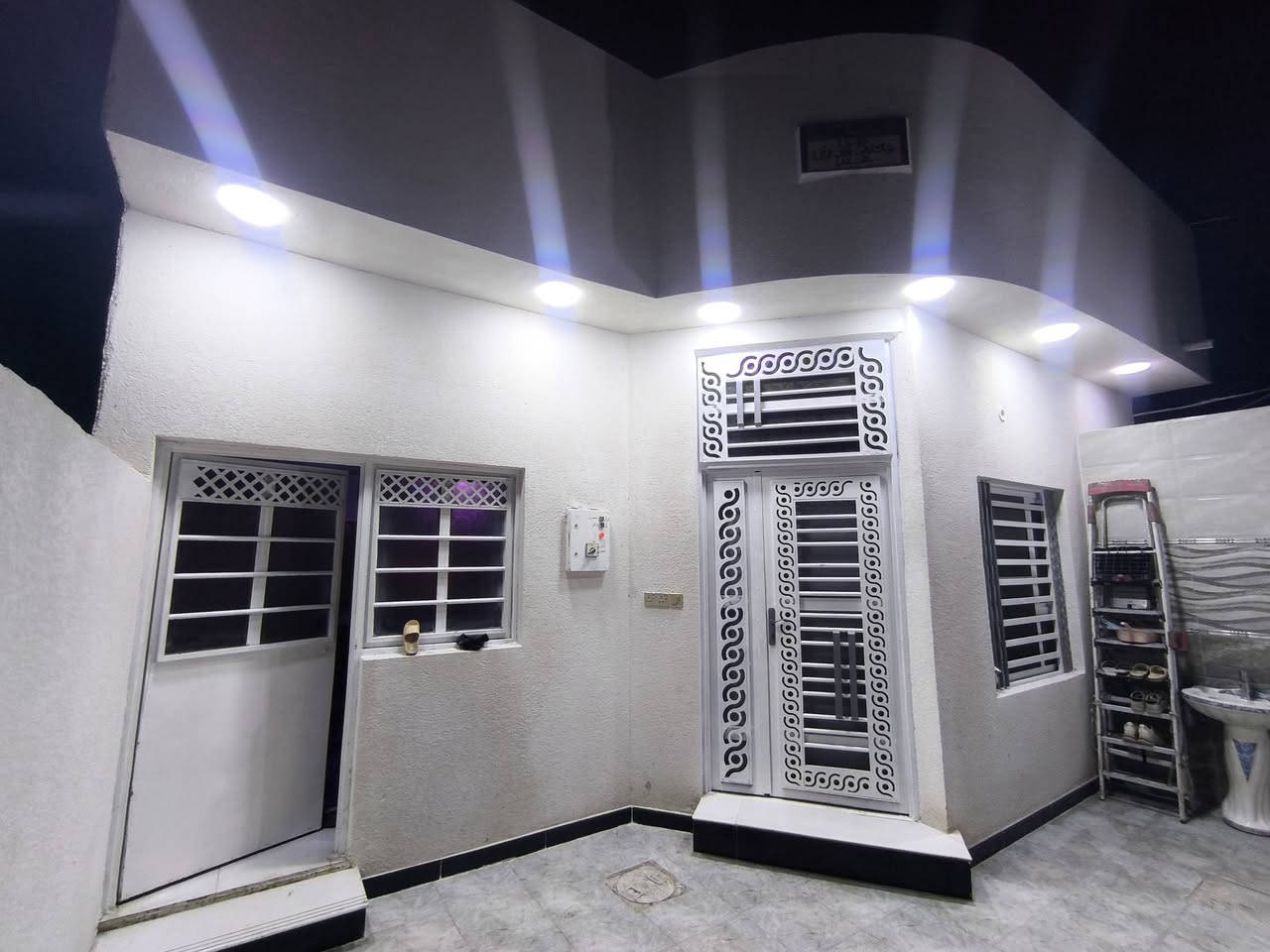 دار للبيع ابو الخصيب حمدان قرب حسينية الباقر بشارع جامع البردية المساحة الدار 130 متر  نوع العقار طابو زراعي وقف سني يسجل باسم المشتري الدار يحتوي على / غرفتين2 + صحيات عدد2 +مطبخ + هول كبير + بيتونة و مخزن+ استقبال+ طارمة  خدمات الدار مساحة الدار 8 في 16.5 السعر الدار 66هاتف *********** اي ستفسار اتصل
