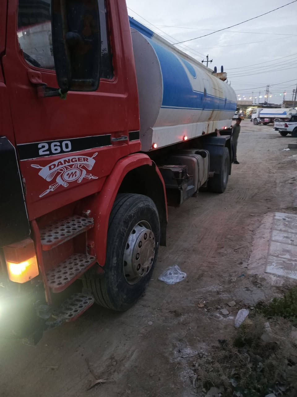 اسكانيه مكفول مكينه كير شاصي مكفول تخم تاير تانكي 16طن سياره حلوه ومناسبه لاتصال ***********
