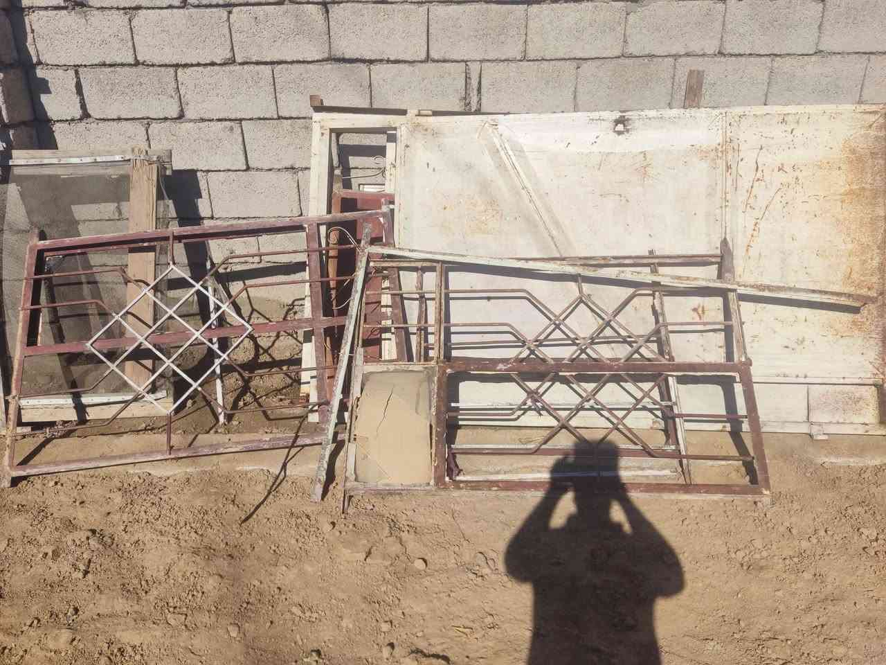 ابواب وشبابيك وحديد مستخدمه للبيع 
  الحديد من اربع متر لي مترين  
***********
