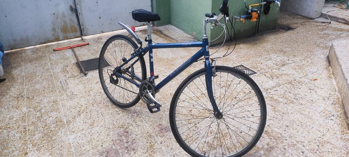 السلام عليكم للبيع  بايسكل ماركه سباق حجم 27 كيرين شغال و اسطوبات شغال وتايرات جداد ولشه هم نضيفا الصوره تحكم نضافه عنوان موصل جانب الايمن
السعر 90
***********
***********
