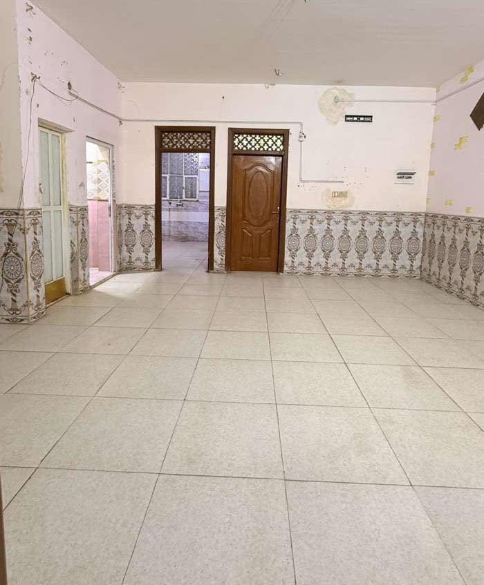 للأيجار في حي المهندسين ساحة الرمل طابق واحد يتكون من غرفتين و صالة و مطبخ و استقبال وصحيات وغرفة ثالثة في السطح سعر الايجار المطلوب 775 
***********
