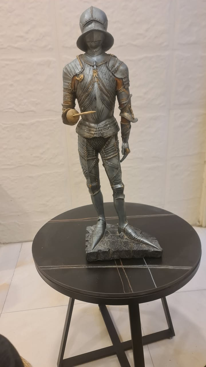 مجسم لجندي محارب مذكور قياساتة وتفاصيلة بالفديو السعر 50الف. المادة قوي جدآ. مو بورك لا؟ . اعتقد رزن الايف او عجينة قوي ابلاستك عظم... خاص او على الرقم ***********..
