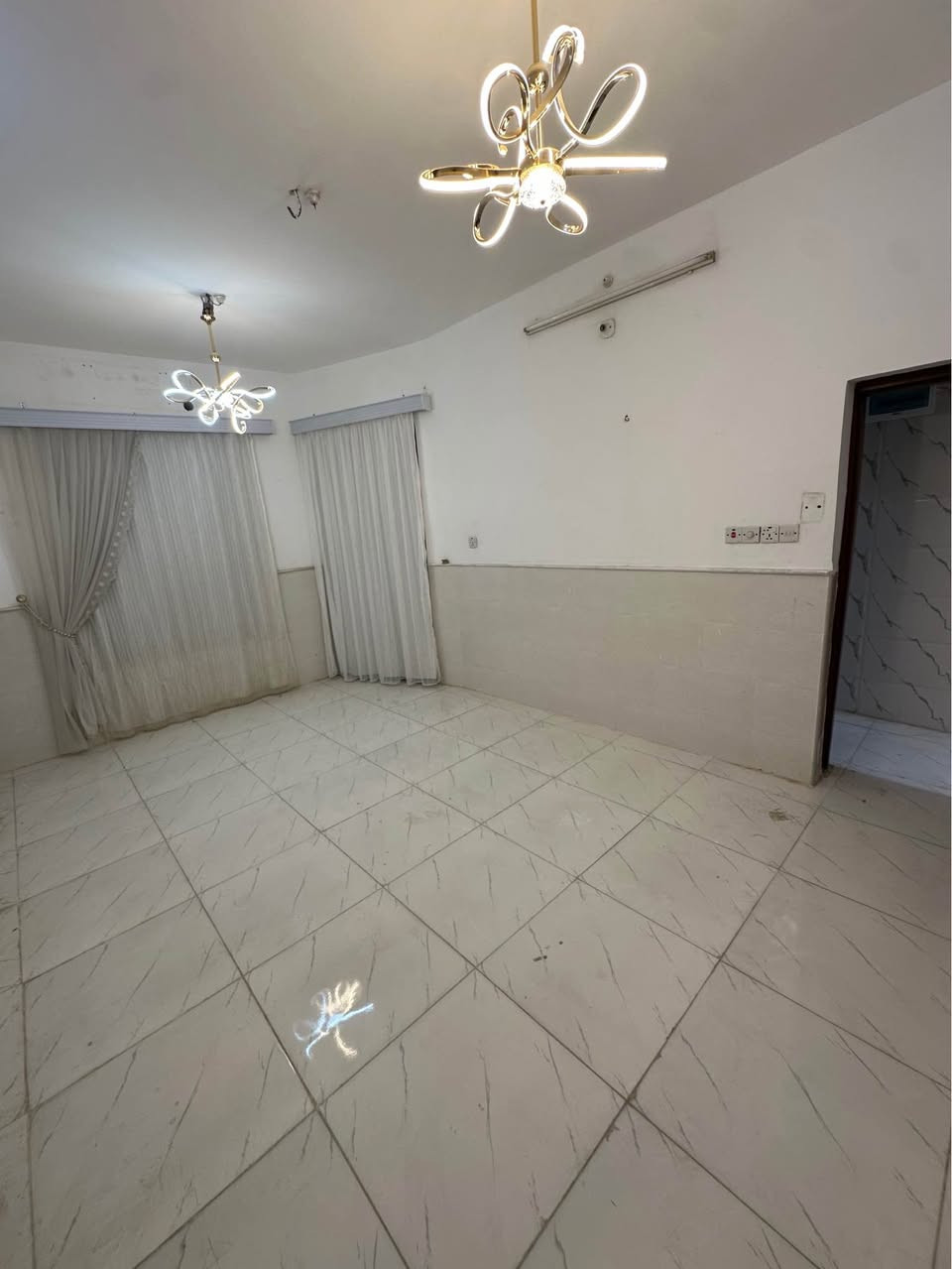 دار للبيع في حي السلام خلف المستوصف 
مساحه ١٠٠ متر طابق ونص صب كونكريت
الطابق الأول غرفه وصاله واستقبال ومطبخ 
الطابق الثاني غرفه وصاله 
للاستفسار مراجعه مكتب الدر حي السلام شارع ابو الدجاج 
***********
*********** النجف, العراق
