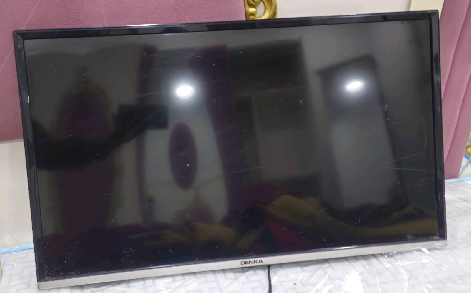 شاشة تلفزيون DENKA بحالة جيدة، مثالية لغرف المعيشة أو الغرف الكبيرة. تقدم صورة واضحة وممتازة، وهي جاهزة للاستخدام الفوري. السعر مغري ومتاح للتفاوض ضمن حدود المعقول.