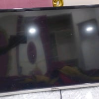 شاشة تلفزيون DENKA بحالة جيدة، مثالية لغرف المعيشة أو الغرف الكبيرة. ت...