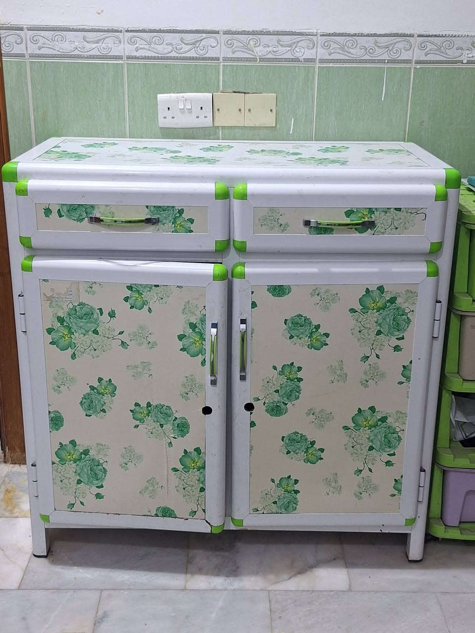 ميز تلفزيون الألمنيوم نضيف للبيع
بس بي كسر بسيط من الجانب 
مكاني السماوة مركز


**إذا كنت صاحب هذا الإعلان وتريد حذفه لأي سبب، رجاءا أرسل رسالة إلى الدعم الفني**