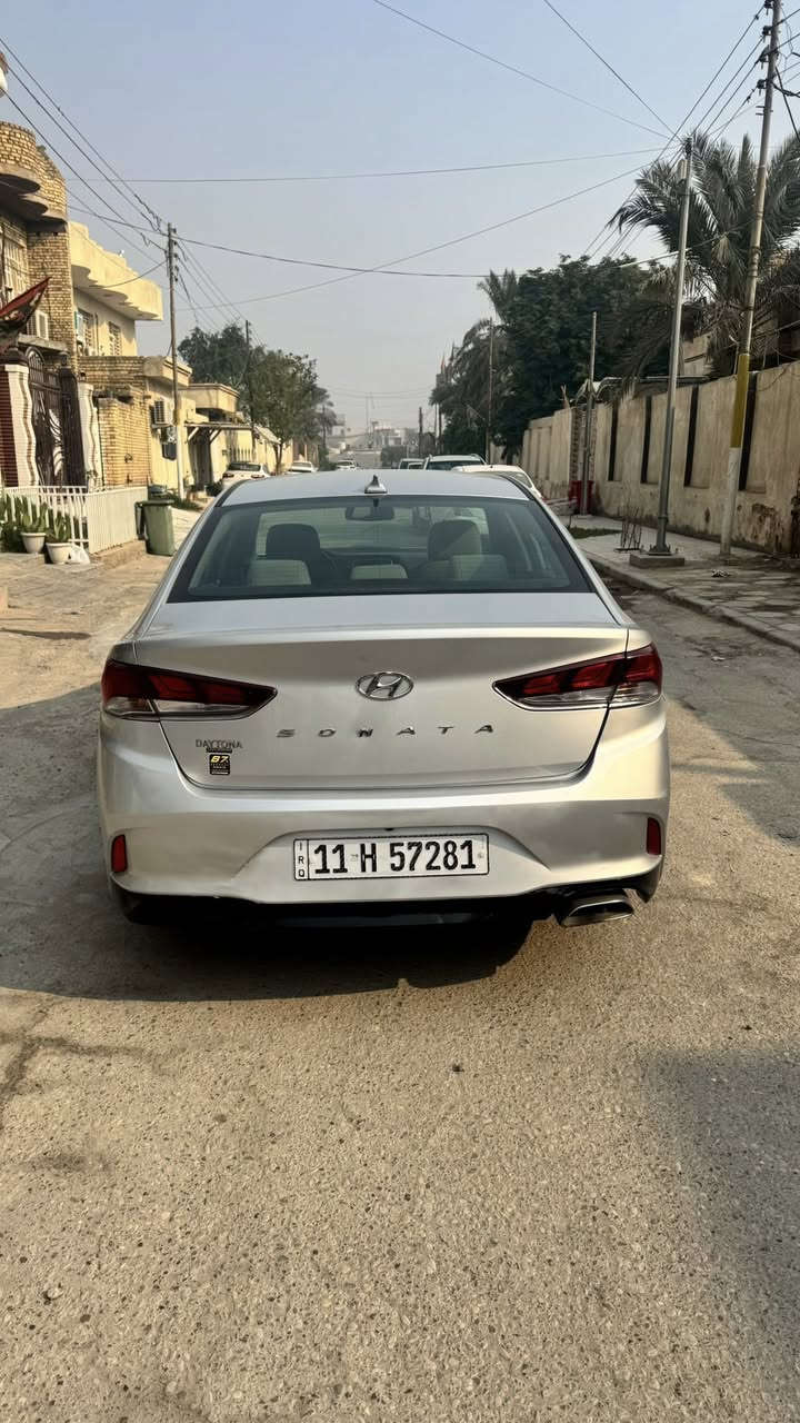 سوناتا موديل 18 
وارد امريكي 
محرك 2400 GDI 
ماشيه 84 mil
نص فول 
رادار بالمري 
شاشه جبيره ابل كاربلاي 
كامره خلفيه 
بصمة تشغيل وبصمة ابواب 
حادث وسونار موضح بالصور 
صبغ نص الجاملغ الخلفي والباب 
وبارد بسيط بجاملغ الامامي جهة الصدر واضح بالصور 
السياره كلها ليبل واحد بدون ايرباك 
كير محرك حداديه تبريد كله مكفول 
السعر 145بيها مجال قليل 
رقم بغداد باسمي سنويه جديده 
مكانها ميسان العماره / بغداد بسمايه وحسب الاتفاق وي المشتري 
للاستفسار ***********
