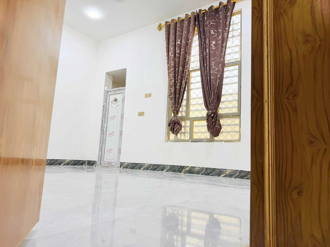 سلام عليكم 
دار للبيع   حي الدوغانه الشارع الثالث 
مساحه ٢٢٠م.  واجه  ١١ م  الدار يحتوي ع غرفتين سويت.  ومطبخ وصاله. واستقبال. كما موضع بالصور.  وحمام داخلي وصحيات داخليه. وخارجيه.  
الدار مسرمك بالكامل.  ومجهز بمنظومة كامرات. مراقبه.    وغير مسكون.    للاستفسار 
 *********** 
***********
