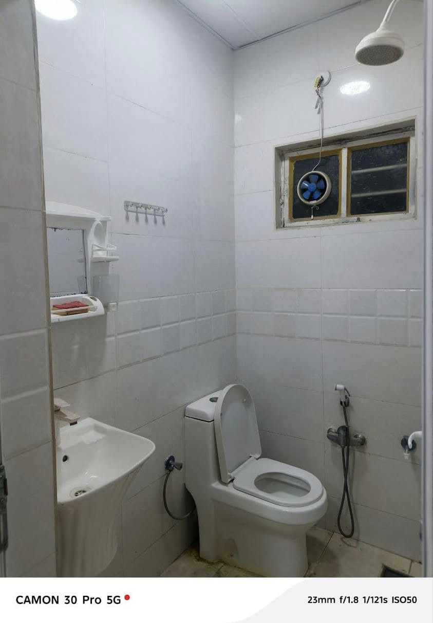 #للايجار
شقه حديثه في ياسين خريبط شارع السناتر موقع سكني مميز  طابق اول تحتوي على غرفتين صاله مطبخ صحيات السعر 650
***********
المهيمن للاستثمار العقاري
