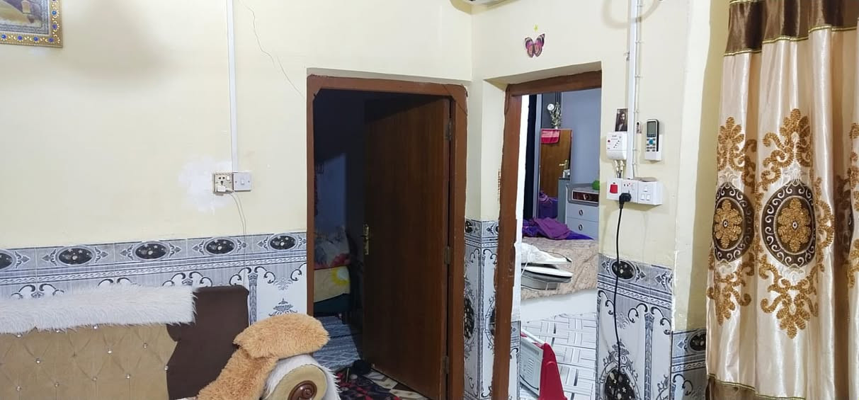 يت طابو في حي الصدرين الثانيه قرب سكلة بيت جليبه ابو ستار مقابيل بيت كريم المحامي مساحة البيت 150 م مشيد من الطابوق ومسقف كونكريت بيت قديم بس بحالة جيده يتكون من غرفتين وصاله ومطبخ واستقبال وصحيات خارجيه السعر 95 مليون للاستفسار اكثر اتصال ***********
