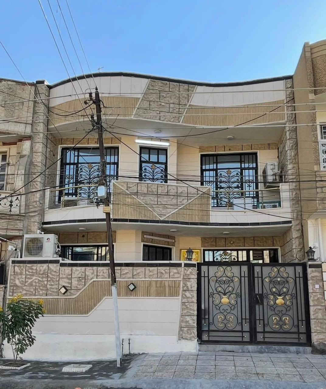 دار للبيع مساحه ١٢٨ م واجهه ٨ م في بغداد الجديدة قرب كاتب عدل القديم 
شارع عريض سند مستقل بأسم شخص واحد 
بناء حديث مسلح طابقين ٤ غرف نوم 
للاستفسار موبايل ***********
