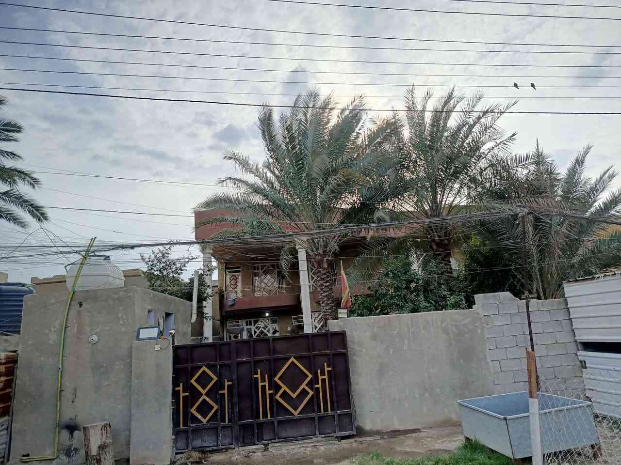 السلام عليكم 
بيت طابو صرف المساحة بالسند 400 المكان ناحية الوحدة االمثلث قرب جسر الزجاجية للاستفسار الاتصال على الرقم ***********
