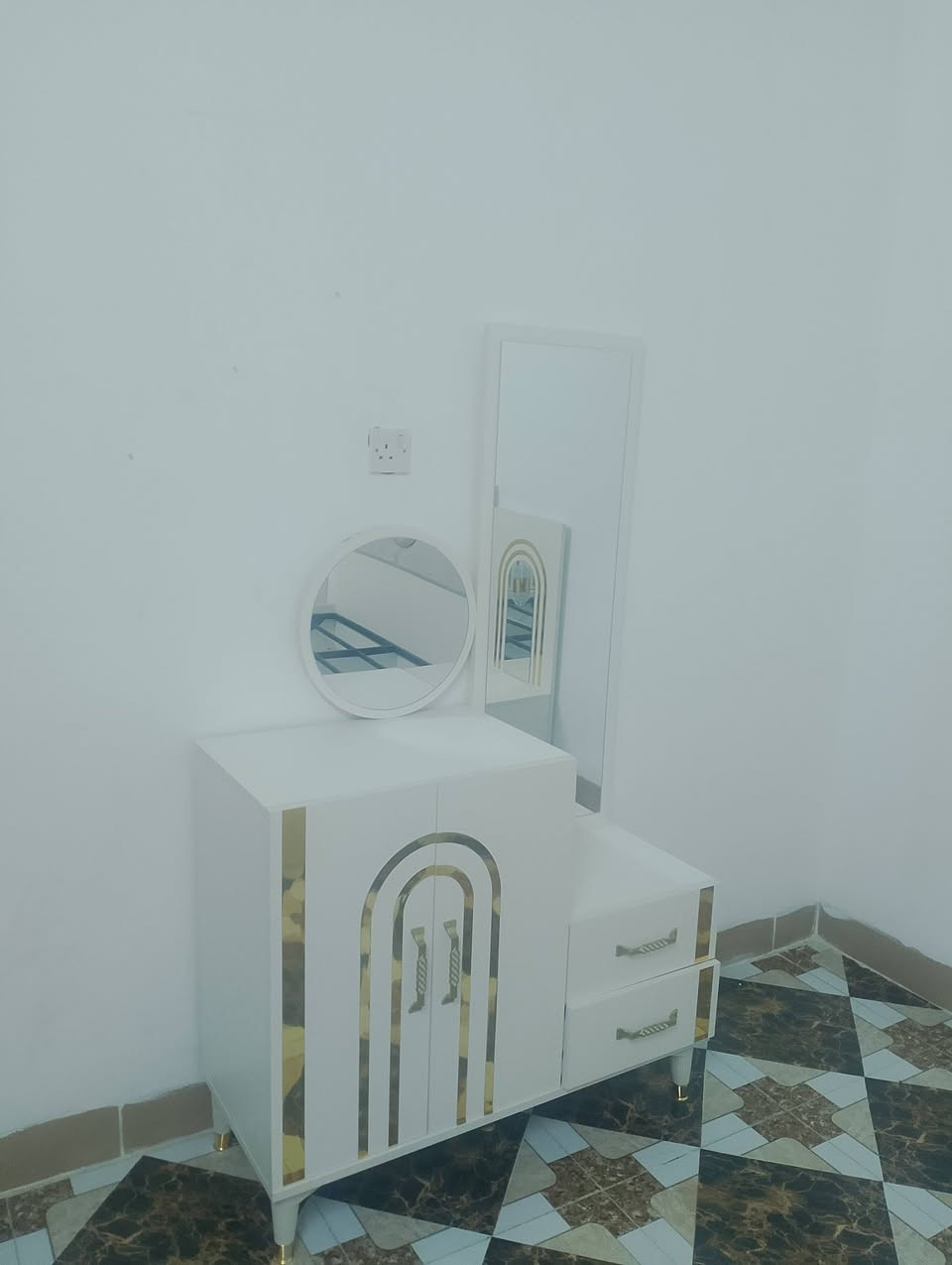 غرفه للبيع صار له 15 يوم مستخدمه
سعر 750 بيها مجال بسيط***********
