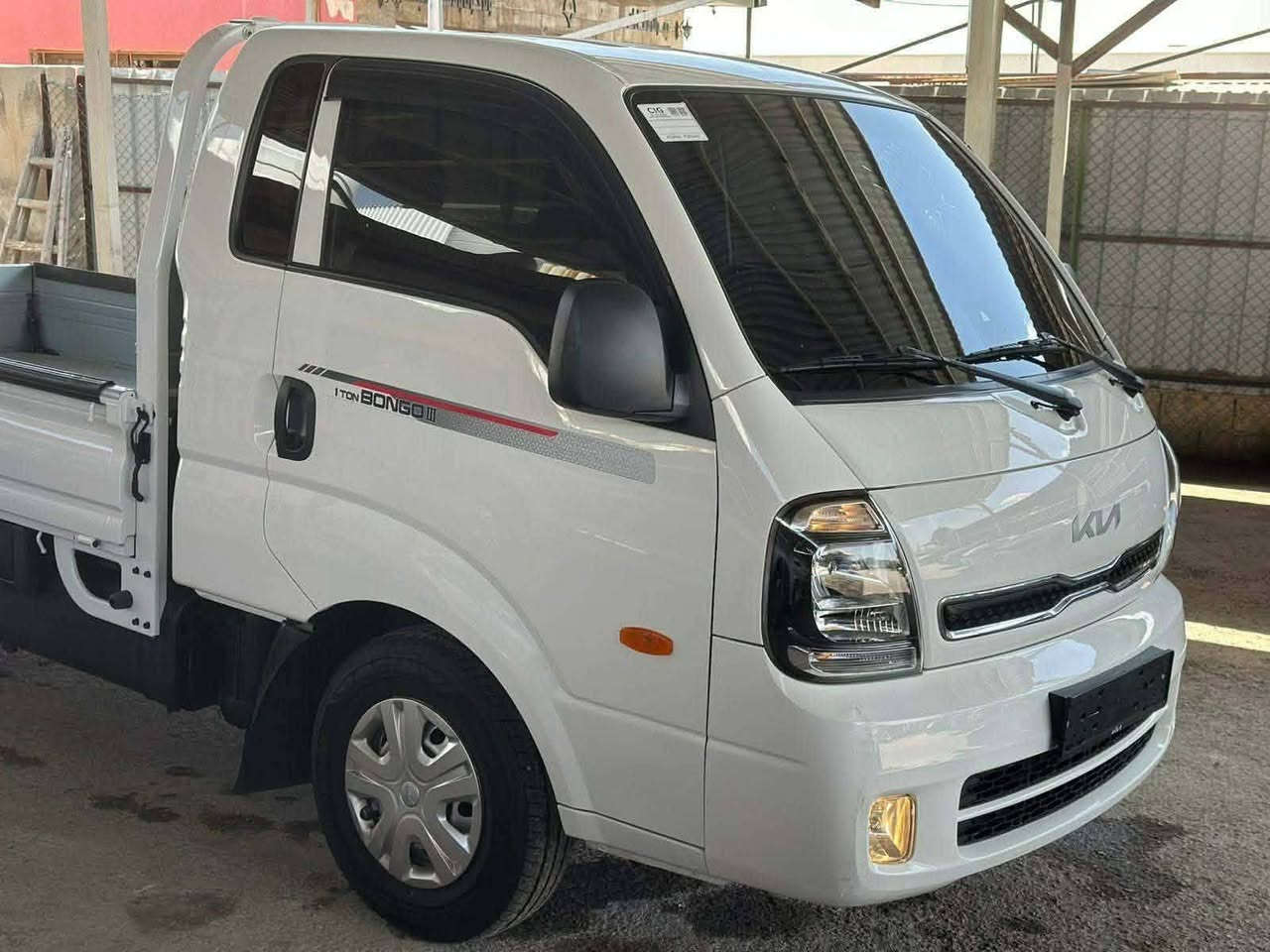 0795106431
للبيع: كيا بونجو 3 (Kia Bongo III) موديل 2022
​سيارة بيك أب كيا بونجو بحالة الوكالة، تتميز بالاعتمادية والقوة في الأداء، مثالية للأعمال التجارية والنقل.
​تفاصيل السيارة:
​الموديل: 2022.
​الحالة العامة: فحص كامل (بحالة ممتازة).
​ناقل الحركة: عادي (Manual) 6 غيارات.
​المواصفات الداخلية: * نظام تكييف وتدفئة فعال.
​تدفئة مقاعد وتدفئة مقود.
​نظام صوتي يدعم (Bluetooth / Radio / Media).
​تحكم كهربائي بالمرايا.
​المواصفات الخارجية: * إضاءة LED نهارية وكشافات ضباب.
​صندوق خلفي واسع مجهز للنقل الثقيل.
​إطارات بحالة ممتازة.
​الموقع:
​معرض صادق العقرباوي لتجارة السيارات
المنطقة الحرة - شارع 10 شمال.
​للتواصل والاستفسار:
​يرجى الاتصال على الأرقام التالية:
​0795694552
​0795106431
​ملاحظة: المعاينة خير برهان، السيارة جاهزة للاستخدام الفوري ولا تحتاج لأي صيانة.


**إذا كنت صاحب هذا الإعلان وتريد حذفه لأي سبب، رجاءا أرسل رسالة إلى الدعم الفني**
