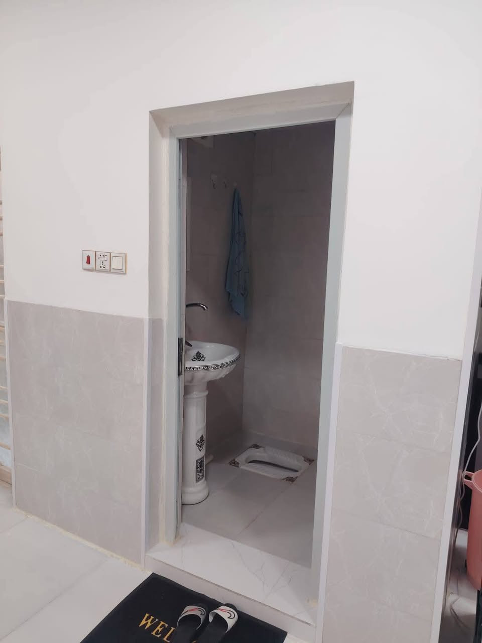 دار للبيع 80 م ( مكتب النور)
*********** وتساب

موقع /نجف 🏡شارع المطار

#مقابل قرية الغدير عمود  262 

البناء درجة اولى كامل مفتاح 🔑🏡

غرفه /صاله/مطبخ / ستقبال/ صحيات/

بناء فول/ اساس + سقف كونكريت + طابوك

ألخدمات 🏡 ماء/كهرباء/مدارس/سوق/تبليط/لحد الباب 🎦
