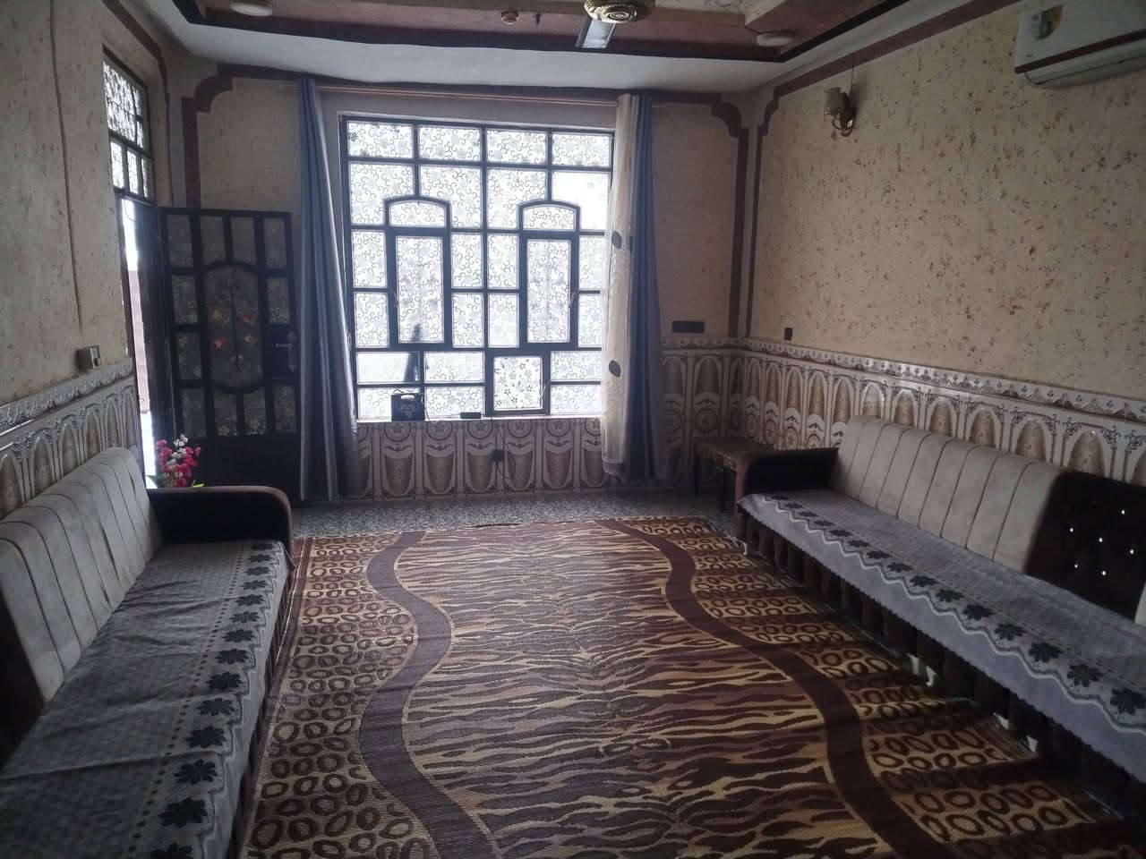 دار المساحة ٢٥٠ متر طابو صرف مجاور مدرسة ابو الاحرار بناء جيد جدا يتكون الدار من غرفتين نوم وصالة واستقبال ومطبخ وكراج سيارة للاستفسار الاتصال على الرقم *********** او مراجعة مكتب الديار شارع العلوة
