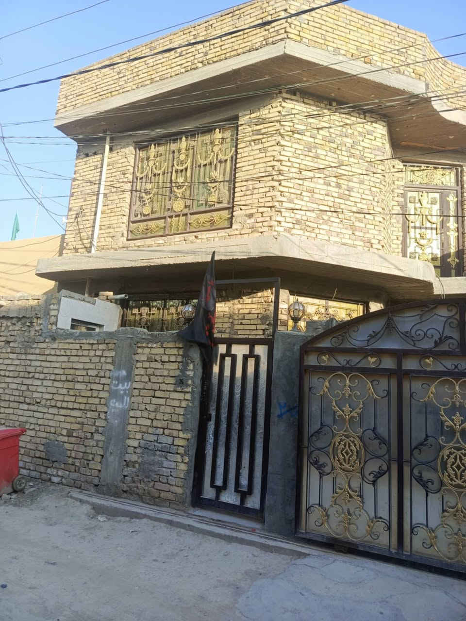 لللبيع دار طابو زراعي سند 25المساحه 200متر الطابق الاول غرف نوم عدد 3هول استقبال مطبخ اطابق الثاني غرفت نوم وهول صحيات خارجيه وداخليه وكراج ورديه خارج شارع المشجر  السعر خاص ابو مصطفى للعقار ***********
