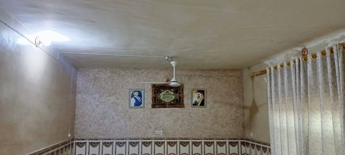 دار للبيع حي الشهداء خلف الحولي  طابق واحد غرفتين وصاله ومطبخ ستقبال كراج صحيات المساحه ٣٦٠م ركن شارع ١٥م سند ٢٥ بدون تحفظ بسم ابو العقار السعر ١٦٠م للستفسار اتصل ***********
