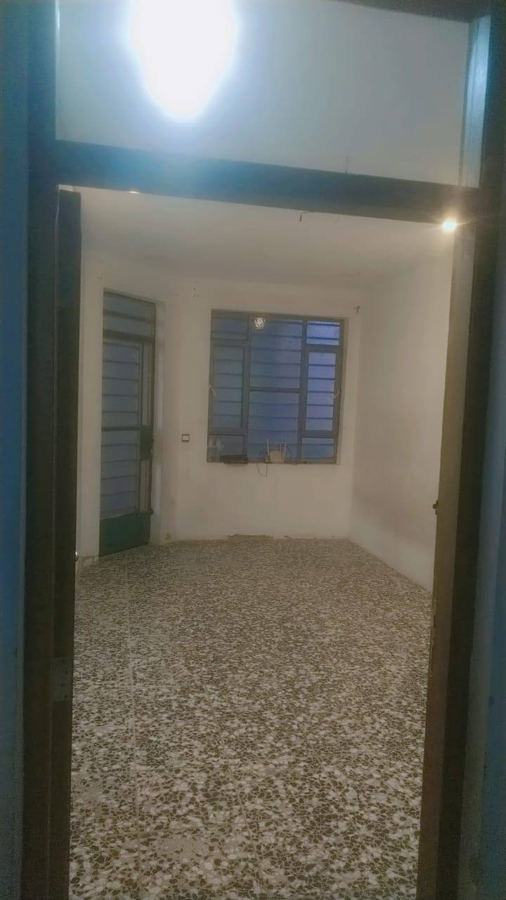 دار للبيع لكريعات  سند 25, زراعي نزلت    لعياده لشعبيه
مساحة لدار 97واقع حال 100 
بناء 2021.  مدخل الدار على الصاله كذاك المطبخ  يتكون الدار طابق الارضي صاله+مطبخ+ حولي+غرفة نوم +صحيات 
+ مناور،2... طابق الاول 3غرف نوم. + صحيات. 
طابق ثاني السطح ولبيتونه. عرض لفرع4 امتار. 
عرض الشارع 6 امتار جميع لخدمات متواجد قرب لدار 

السعر خاص. يرجى مراسلة لصفحه او اتصال*********** يوجد واتساب
