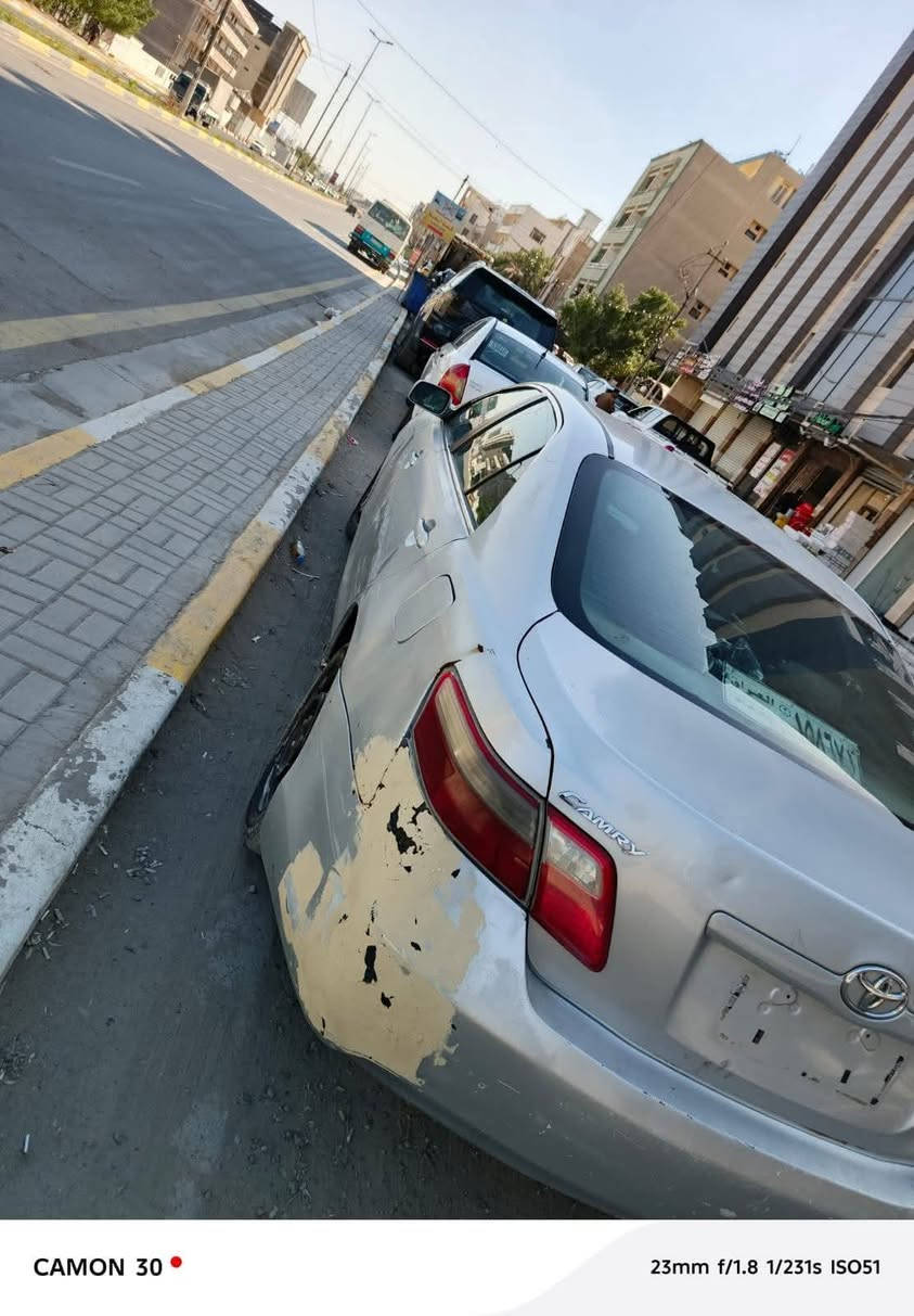 السلام عليكم
كامري 2007
سيارة خير من الله. 
صدر امامي خلفي جديد مبدلة. 
تخم تايرات جديد. 
باتري جديد. 
جامة امامية جديدة. 
تبريد مكينه كير خير من الله.  
رقم صدامي. 
معاملة رقم كاملة باقي استلام لوحات.  
السعر 69وبيها مجال حك الجية 
رقم تليفون (***********)
