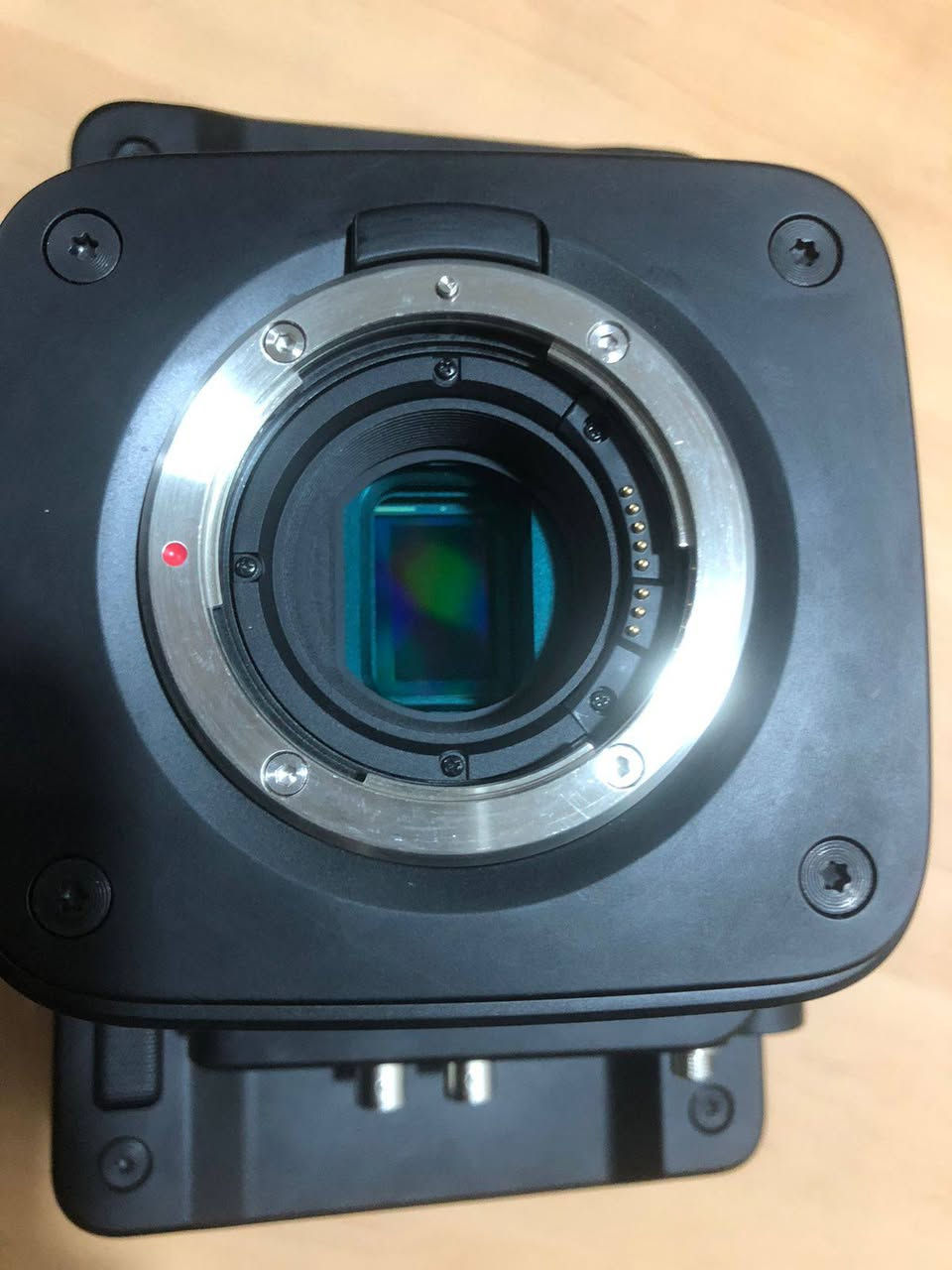 سلام عليكم
 للبيع كاميرا بلاك ماجك ستوديو سينمائية
 Blackmagic Studio Camera 6K Pro –  

الحل الأقوى للإنتاج السينمائي المباشر والمؤتمرات والبرامج. تتميز بمستشعر 6K سينمائي وفلاتر ND مدمجة، مع شاشة HDR فائقة السطوع. الكاميرا تدعم عدسات EF وتوفر جودة صورة لا تضاهى في ظروف الإضاءة المختلفة.

​إليك أبرز مواصفاتها التقنية:
​1. المستشعر والجودة (Sensor & Resolution)
• ​المستشعر: مستشعر بدقة 6K من نوع Super 35.
• ​الدقة القصوى: 6144 × 3456 بكسل.
• ​الألوان: تدعم تقنية الألوان من الجيل الخامس (Generation 5 Color Science) من Blackmagic، مما يعطي ألوان بشرة طبيعية وشكلاً سينمائياً.

• ​ISO المزدوج: تمتلك ISO أصلي مزدوج (Dual Native 
ISO) يصل إلى 25,600 لأداء ممتاز في الإضاءة المنخفضة.

​2. العدسات والفلاتر (Lens & Filters)
• ​حامل العدسة (Lens Mount): تأتي بفتحة EF Mount، مما يسمح لك باستخدام تشكيلة واسعة من عدسات Canon وبقية الشركات.

• ​فلاتر ND مدمجة: تتميز نسخة "Pro" بوجود فلاتر ND مدمجة (2 و 4 و 6 وقفات) قابلة للتحكم بها إلكترونياً، وهي ميزة أساسية للتعامل مع الإضاءة المتغيرة بسرعة.
​3. الشاشة والتصميم

• ​الشاشة: شاشة ضخمة مقاس 7 بوصة عالية السطوع (HDR) تعمل باللمس، مصممة خصيصاً لتسهيل التأطير والتركيز (Focus) أثناء البث.
• ​الهيكل: مصنوع من البولي كربونات المقوى بألياف الكربون، مما يجعلها خفيفة الوزن ومتينة جداً.

​4. المداخل والمخارج (Connectivity)
• ​12G-SDI: لنقل الفيديو بدقة عالية جداً وبدون تأخير.
• ​HDMI: مخرج متوافق مع معظم المحولات وأجهزة العرض.
• ​الصوت: مدخلات XLR احترافية تدعم الفانتوم باور (Phantom Power) للميكروفونات الخارجية.
• ​Ethernet 10G: يتيح لك التحكم بالكاميرا، نقل الطاقة (PoE)، ونقل الفيديو عبر كابل شبكة واحد فقط.


**إذا كنت صاحب هذا الإعلان وتريد حذفه لأي سبب، رجاءا أرسل رسالة إلى الدعم الفني**