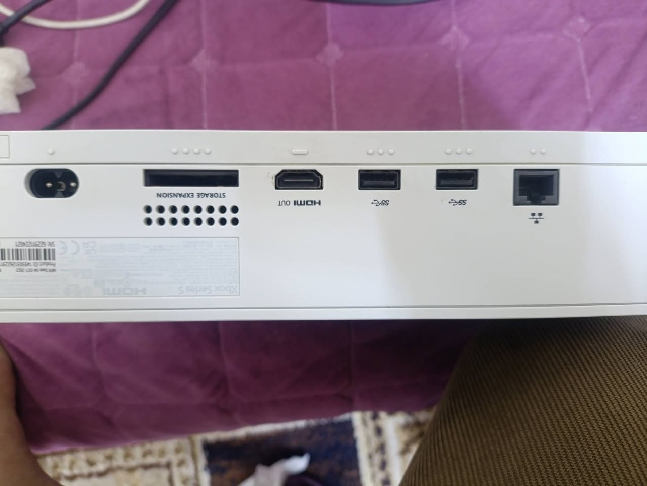 سلام عليكم
اكس بوكس سيرس اس اخو الجديد 
النضافه 95٪
كارتونته الاصليه 
2يدات وحده اصليه مال الجهاز  ولثانيه كيم سير 
مع يوبي اس 850
السعر 350
***********
