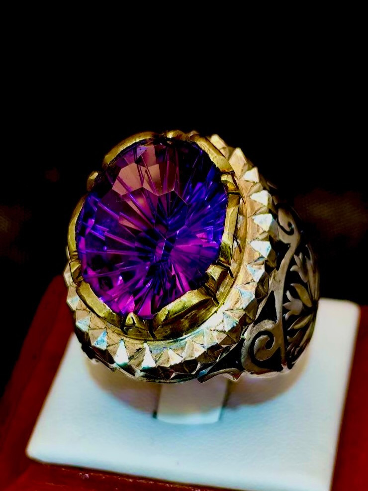 لمسة فخامة وجمال لكل مناسبة" امنح من تحب هدية تعبر عن حبك الدائم”صناع الفن الرفيع لا يقدر إنتاجه سوى أصحاب الذوق الرفيع”للطلب الأحجار الكريمة والحجز يرجى مراسلتنا على الأرقام التاليه واتساب 
*********** ابو عباس
*********** أبو محمد
*********** ابو حسين 

العنوان النجف الاشرف سوق الكبير قيصرية نور الشرع 👈الموبايلات سابقا👉
