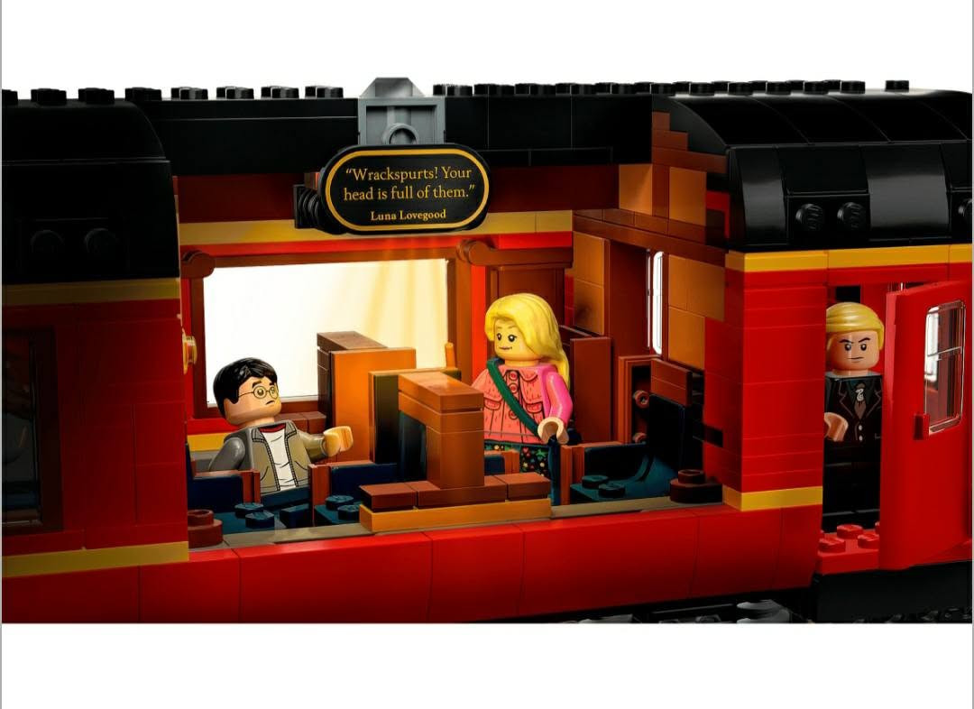 هذه المجموعة التي تظهر في الصورة هي **LEGO Harry Potter Hogwarts Express™ – Collectors' Edition (رقم المجموعة 76405)**، وهي واحدة من أضخم وأفخم مجموعات ليغو المخصصة لهواة التجميع ومحبي سلسلة هاري بوتر.
قطعة ضخمة جدا وثكيلة وكبس ليكو كوبي كارتونة عادية كاملة تفاصيل في الاسفل

 * **اسم المجموعة:** Hogwarts Express™ – Collectors' Edition.

 * **رقم المجموعة:** 76405.

 * **عدد القطع:** 5129 قطعة.

 * **الفئة العمرية:** 18+ (مخصصة للبالغين).

 * **تاريخ الإصدار:** أغسطس 2022.

### 2. المكونات الرئيسية للمجسم

 * **القطار:** نسخة مبنية بمقياس تقريبي 1:32، وتتكون من القاطرة البخارية (Engine)، وعربة الفحم (Coal Tender)، وعربة ركاب (Passenger Carriage) تضم 3 مقصورات.

 * **السكك الحديدية:** تأتي المجموعة مع قاعدة عرض طويلة تحاكي قضبان القطار، بما في ذلك تصميم رصيف 9¾ في محطة كينغز كروس.

 * **الميزات التقنية:** تحتوي القاطرة على ذراع في الأعلى عند تدويره، يجعل القطار يهتز بحركة واقعية تحاكي حركة القطارات البخارية. كما تحتوي عربة الركاب على "طوب إضاءة" (Light Bricks) لإضاءة المشاهد داخل المقصورات.

### 3. المجسمات المصغرة (Minifigures)

تأتي المجموعة مع **20 شخصية مصغرة** متنوعة تغطي لحظات أيقونية من أفلام هاري بوتر:

 * تتضمن الشخصيات الرئيسية (هاري، رون، هيرميون) في مراحل عمرية مختلفة.

 * شخصيات إضافية مثل: ريموس لوبين، جيني ويزلي، دراكو مالفوي، الساحرة المسؤولة عن عربة الطعام (Trolley Witch)، ومحاسب القطار.

 * تتضمن أيضاً شخصية "ديمنتور" (Dementor).

 * شخصيات من مشهد النهاية (Epilogue) مثل هاري وجيني مع أطفالهم (ليلي، جيمس، ألبوس).

### 4. مشاهد الفيلم

تم تصميم المقصورات الثلاث في عربة الركاب لتجسد أربعة مشاهد كلاسيكية من أفلام هاري بوتر:

 1. لقاء هاري ورون وهيرميون لأول مرة في الفيلم الأول.

 2. مشهد إنقاذ البروفيسور لوبين لهاري من الديمينتور في الفيلم الثالث.

 3. مشهد لونا لوفجود وهي تنقذ هاري من تعويذة دراكو في الفيلم السادس.

 4. مشهد على رصيف 9¾ حيث يودع هاري وجيني أطفالهم.

### 5. أبعاد النموذج

 * **الطول:** حوالي 118 سم.

 * **الارتفاع:** حوالي 26 سم.

 * **العرض:** حوالي 20 سم.

تعتبر هذه المجموعة قطعة عرض مذهلة وتحدياً ممتعاً في البناء، حيث تأتي مع 4 كتيبات تعليمات منفصلة مما يسمح لأربعة أشخاص بالمشاركة في عملية البناء في وقت واحد.

هذه المجموعة التي تظهر في الصورة هي **LEGO Harry Potter Hogwarts Express™ – Collectors' Edition (رقم المجموعة 76405)**، وهي واحدة من أضخم وأفخم مجموعات ليغو المخصصة لهواة التجميع ومحبي سلسلة هاري بوتر.


**إذا كنت صاحب هذا الإعلان وتريد حذفه لأي سبب، رجاءا أرسل رسالة إلى الدعم الفني**