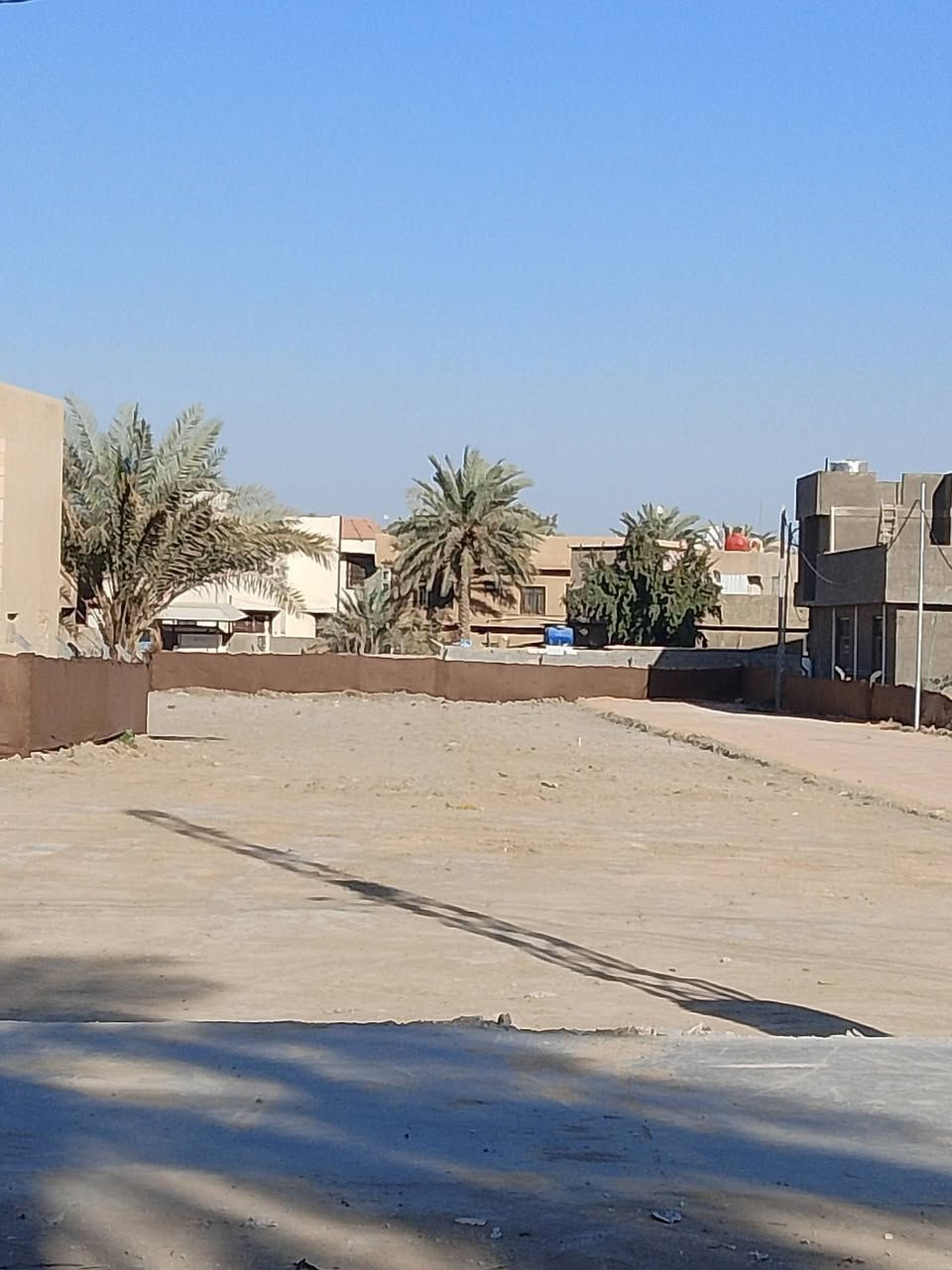 السلام عليكم.. احبابي. فرصة استثمارية.. ٱخر قطعة أرض باقيه من مجموعة 13قطعة انباعت.. باقي قطعة واحدة فقط 225متر ..وبسعر مناسب جدا.. تواصل مع ابو مصطفى النصراوي *********** في المسيب شارع السدة القديم ..وتتدللون اصحاب الذوق الرفيع
