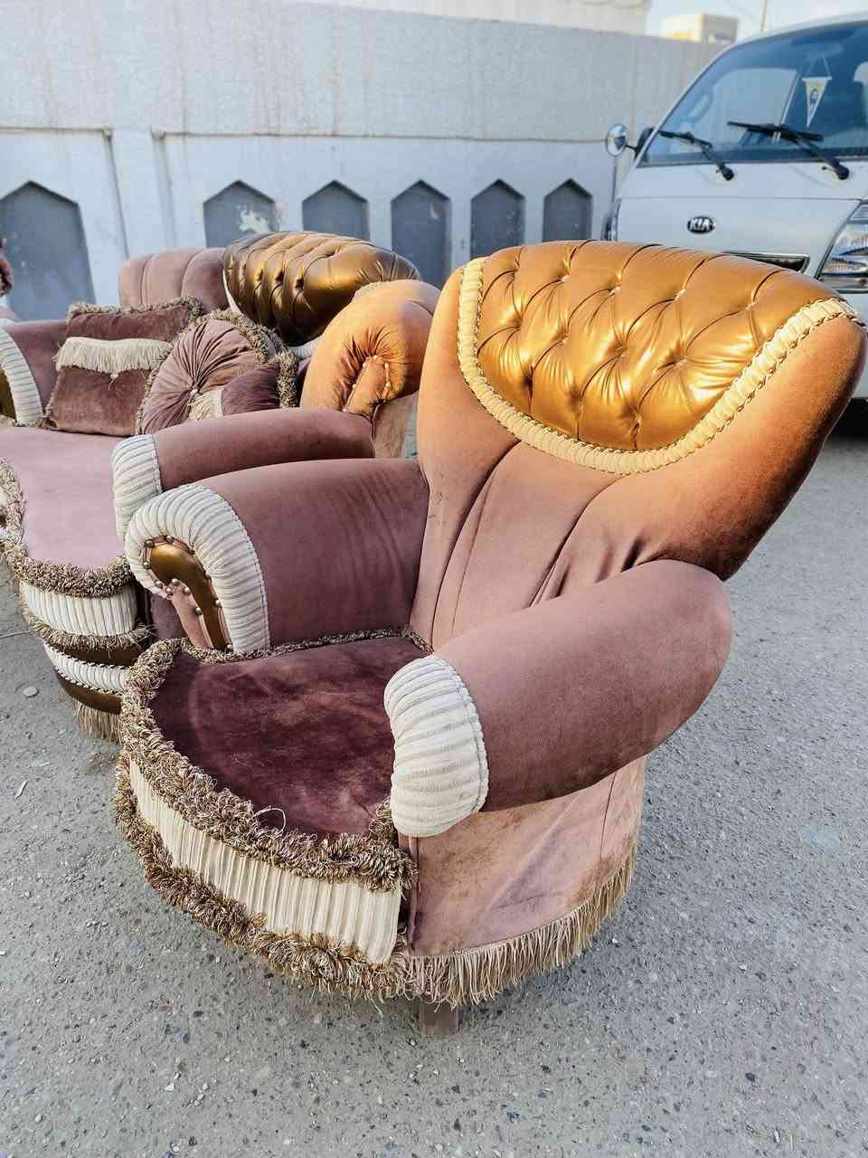 السلام عليكم 
تخم 10 مقاعد نضيف كلش مثل مموضح بلصوره 
كوشات كامله + طبله وسطيه 
السعر 650 وبي مجال شارع فلسطين 
***********
