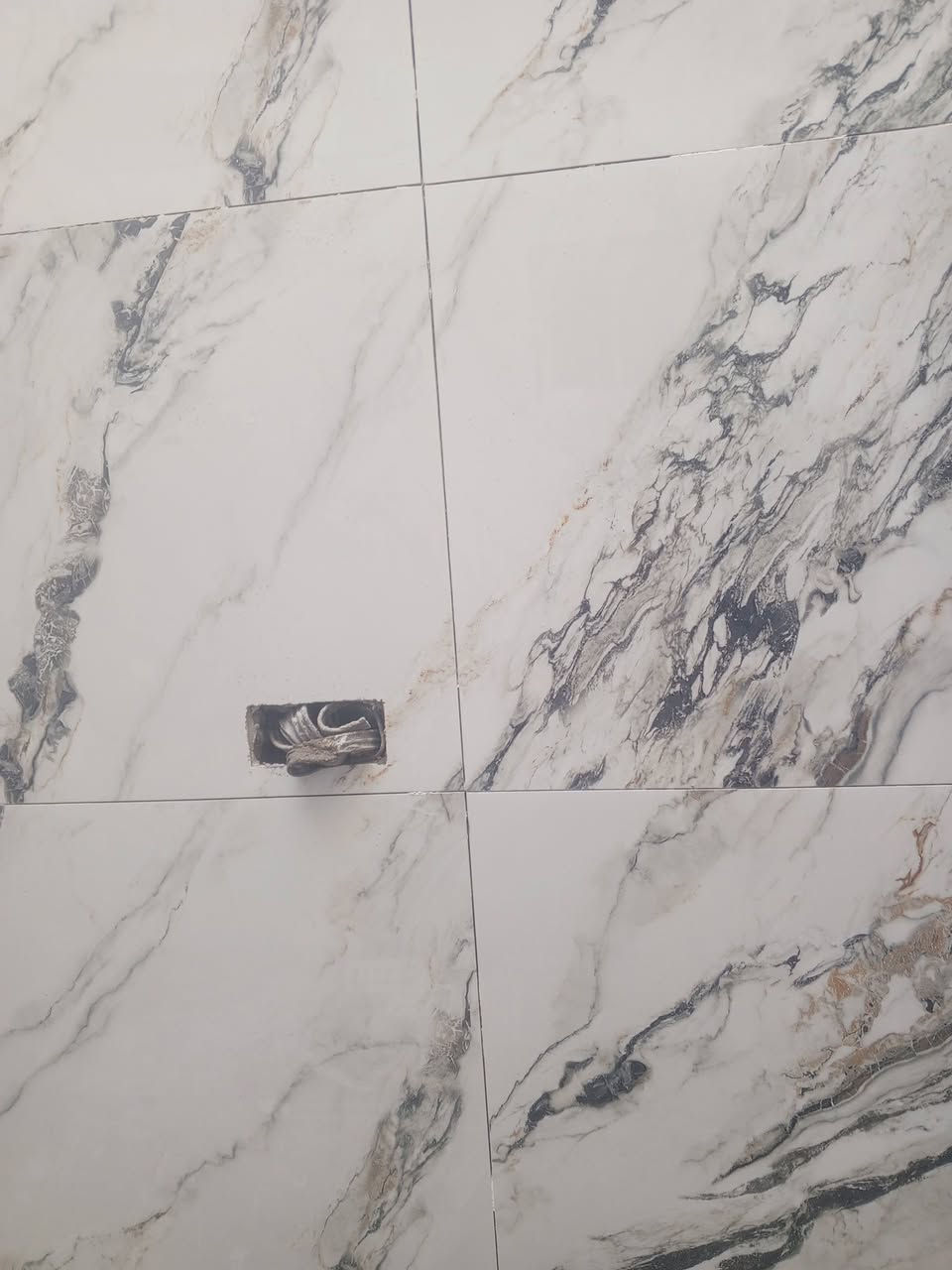 السلام عليكم خلفه سيراميك بورسلين كاشي شغل هندسي متفرغ حالياً ***********
