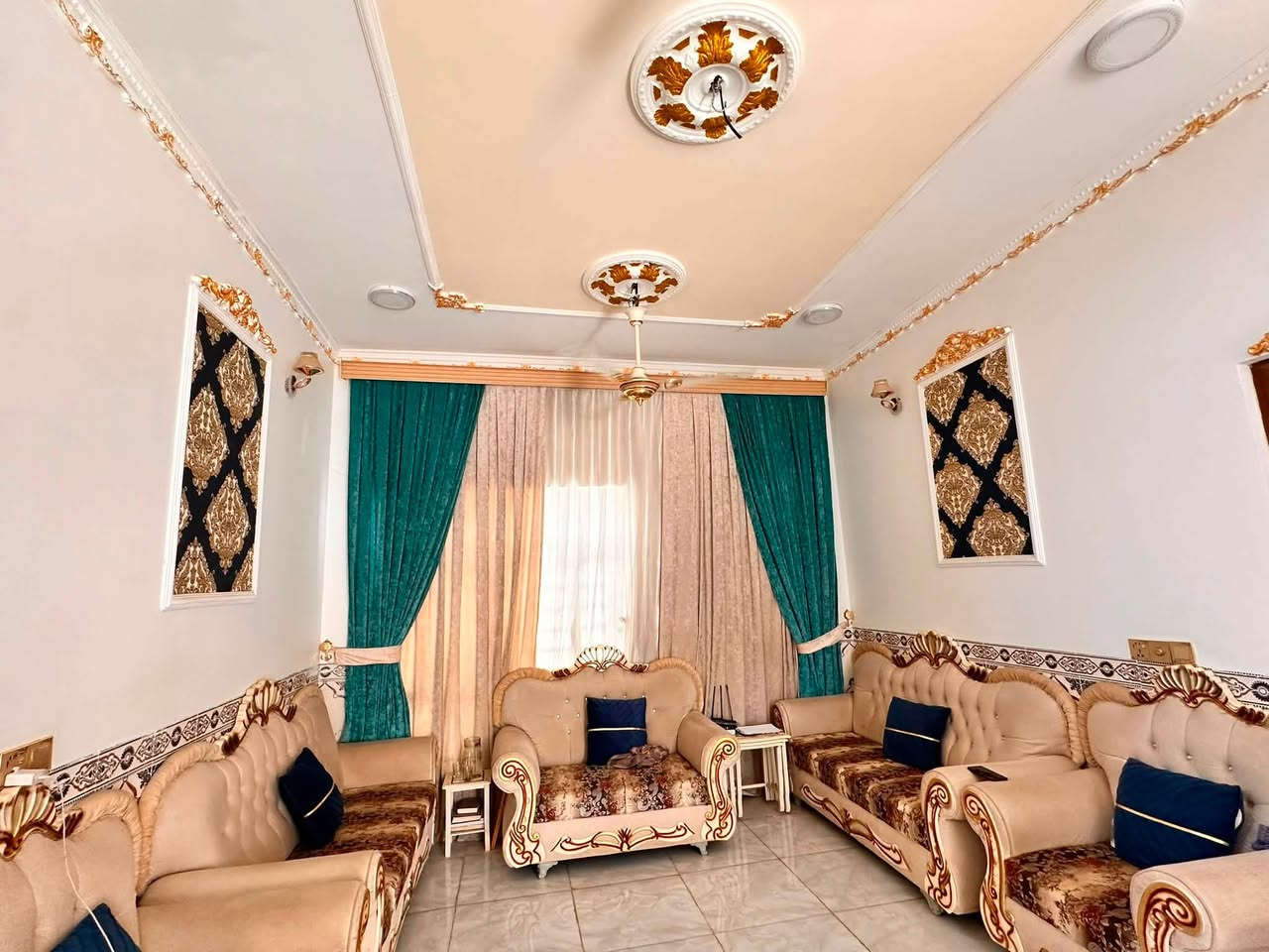 � للبيع بيت ركن زراعي – مساحة 200 م²
بيت ركن زراعي بمساحة 200 متر مربع، مناسب للسكن، وبناء درجة أولى.

مواصفات البيت:  ملاحضه البيت يباع مع الاثاث

* غرفتا نوم، مساحة كل غرفة 4 × 5 متر.
* صالة واسعة بمساحة 8 × 4 متر.
* براني (استقبال) بمساحة 4 × 6 متر.
* مطبخ.
* صحيات (حمام) داخلية.
* صحيات (حمام) خارجية.
* كراج خارجي للسيارة.

📍 العنوان:
قرب مدرسة أحمد الوائلي – بستان الصكبان

***********. رجا رحا بدون مواعيد كاذبه الشراي خل يخابرني ويجي ويشوف بدون مواعيد الله يخليكم
