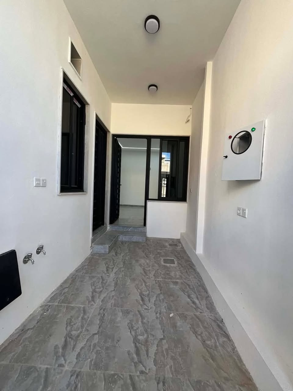 🏡 بيت استثماري للبيع – حي المرور / يم حي نور
#مكتب_ارض_الملوك
🔹 المساحة: 100 متر
🔹 الوارد الشهري: 650 ألف دينار
🔹 السند: طابو زهور
🔹 مميزاته: الطابق الأرضي معزول عن الطابق الثاني، مناسب للاستثمار أو السكن العائلي.

تفاصيل البيت:

✅ الطابق الأرضي:

كراج

هول

استقبال

مطبخ

صحيات

غرفة نوم

مناور

✅ الطابق الثاني (شقة):

هول

مطبخ

صحيات

غرفتن نوم

سطح

📞 للاستفسار والاتصال:
***********
***********

📍 عنوان المكتب:
حي البكر – سايدين الكنيسة – مجاور معهد النجاح للبنات
عقارات أرض الملوك

