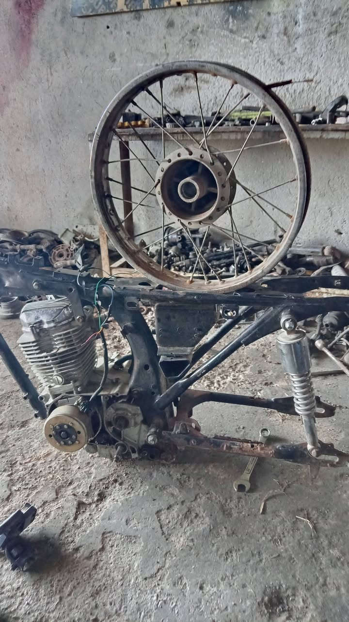 سلام عليكم شباب متاح شاصي ومحرك ادفع سعر عجبني ابيع ***********
