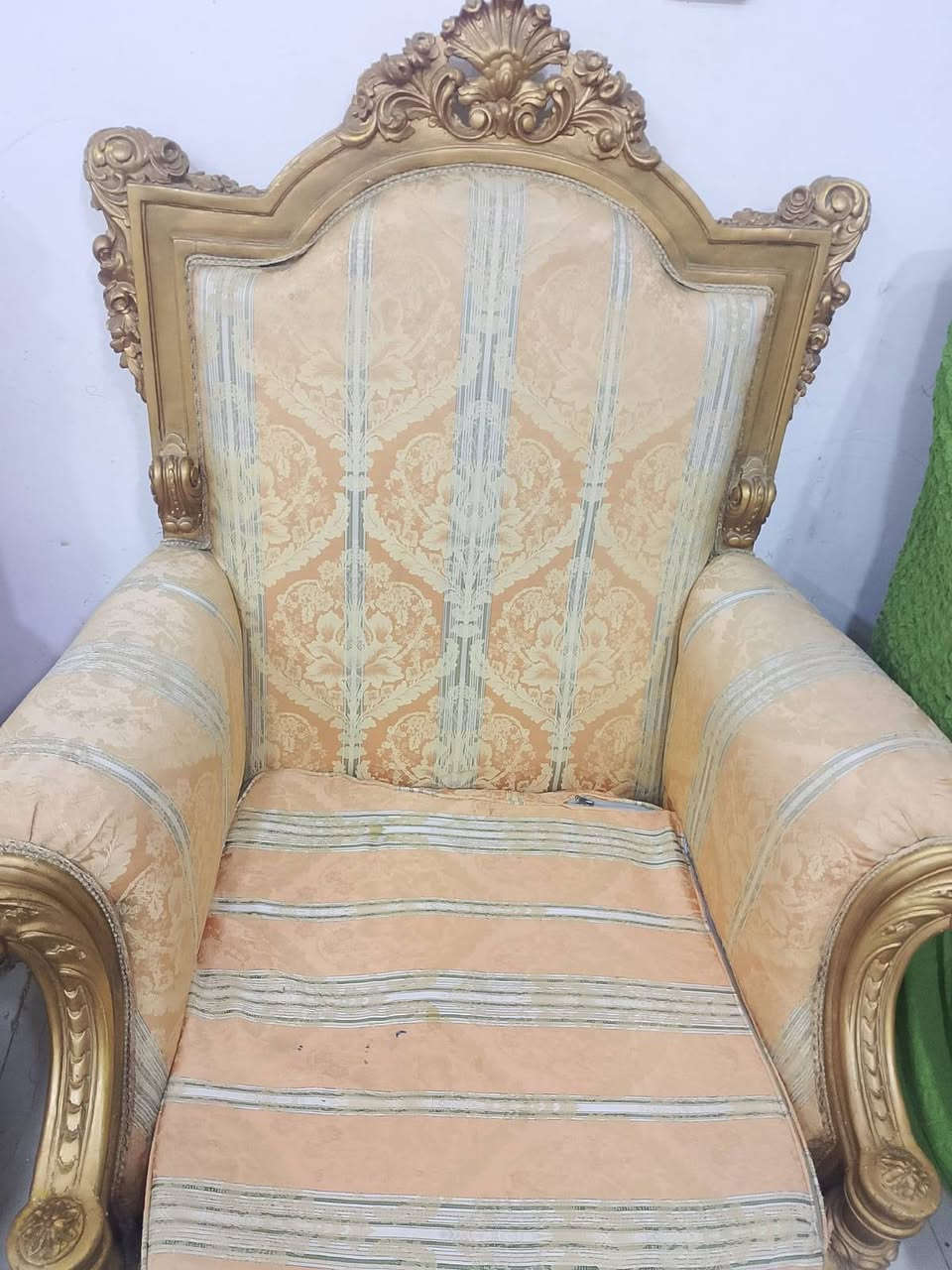 تخم للبيع ب٢٠٠ بي مجال كلاسك مصري قنفتين كبار وكرسيين الاسفنج قوي ظهر دواخل تغليف الجوة القماش نظافته ٧٥% الخشب قوي بورمي المكان خاجية تواصل على رقم ***********
