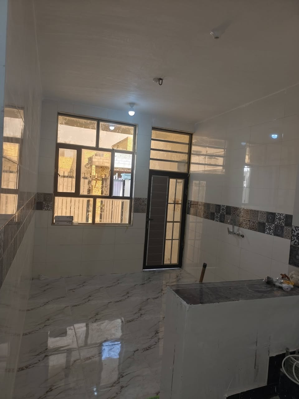 دار للبيع بناء حديث مساحة 150 يتكون من غرفتين نوم وصاله ومطبخ وستقبال حي الحكيم شارع الوائلي سعره 58وقابل لتفاوض ***********
