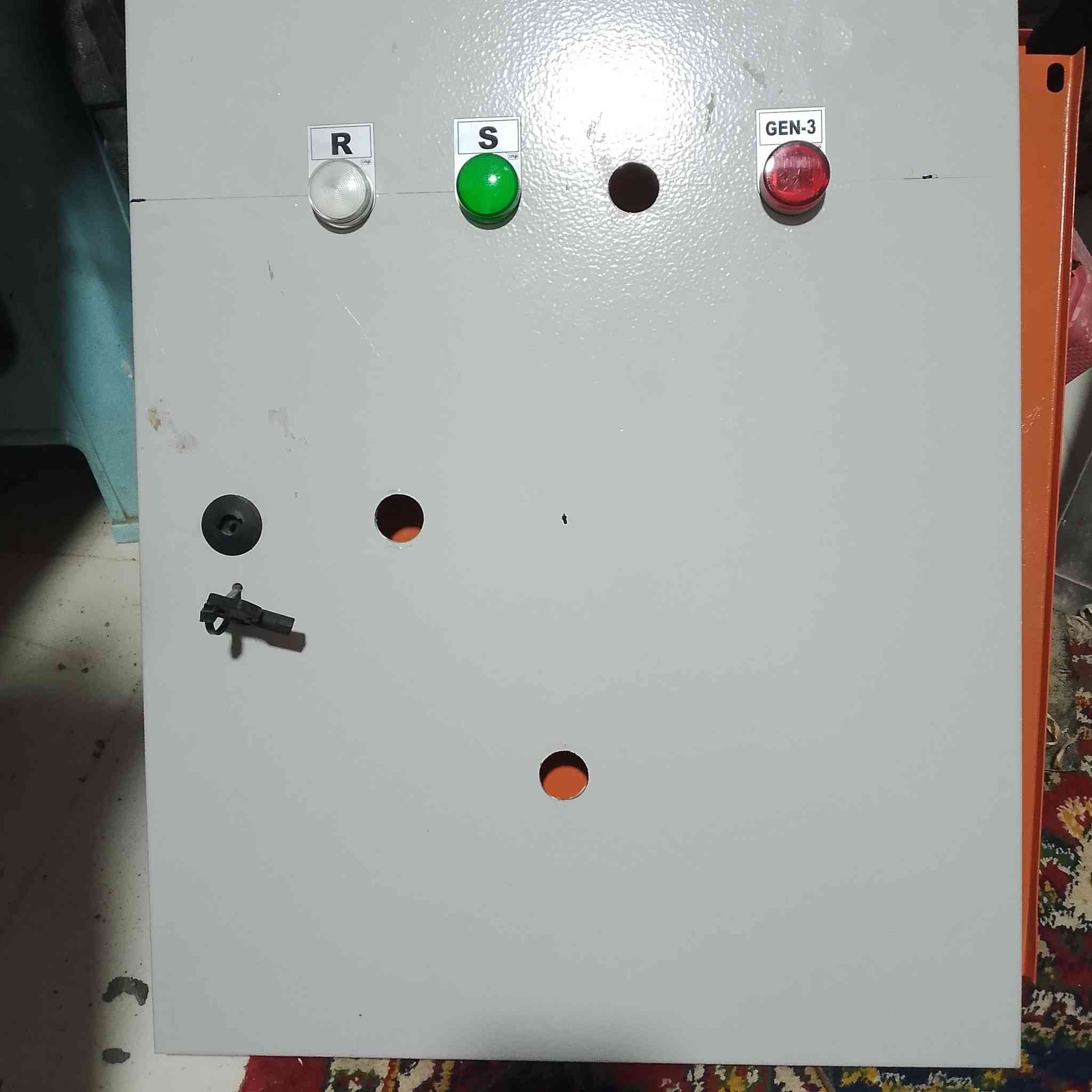 بورد للبيع 
قياساته 50* 40 
جوزه حمايه جدد  عدد 3 
كونتكتر شنايدر عدد 3.       40 A
كونكترات عدد 5 
حجم الكيبل   25 ملم 
للعلم كل الغراض البيه شغاله 

*********** وتساب
