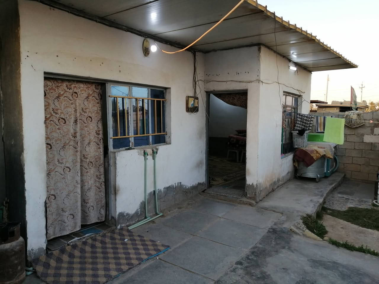 السلام عليكم يوجد بيت للبيع تجاوز حي الحرية مقابل الجملون وقريب على الغسل عبد والشارع العام السعر مناسب ملاحظه اكو كم غرض تنباع مع البيت مثل كاونتر والسنك و التخم واكو بعد غراظ البيت يحتوي على غرفة نوم وهول ومظيف ومطبخ البيت جاهز مي وكهرباء ومولد وساحه جبيره كدام البيت الي يريد يتصل على الرقم ***********
