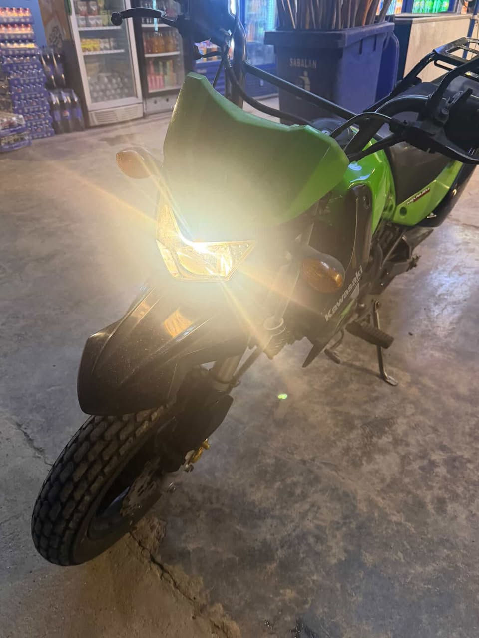 السلام عليكم دراجه كاوسكي KLX 150 SR الدراجه كفاله عامه اي زلغ مابيهة محرك ناعم مينسمع صوته بدون اوراق مكاني بغداد العامريه ***********
