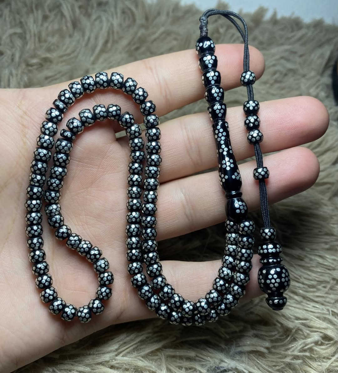 سلام عليكم مسباح تبريزي نارجين تنزيل فضه شغل ايراني احترافي  99 حبة طول الشاهود(6.5 سم) للبيع فقط يوجد توصيل السعر غير مناسب ***********
