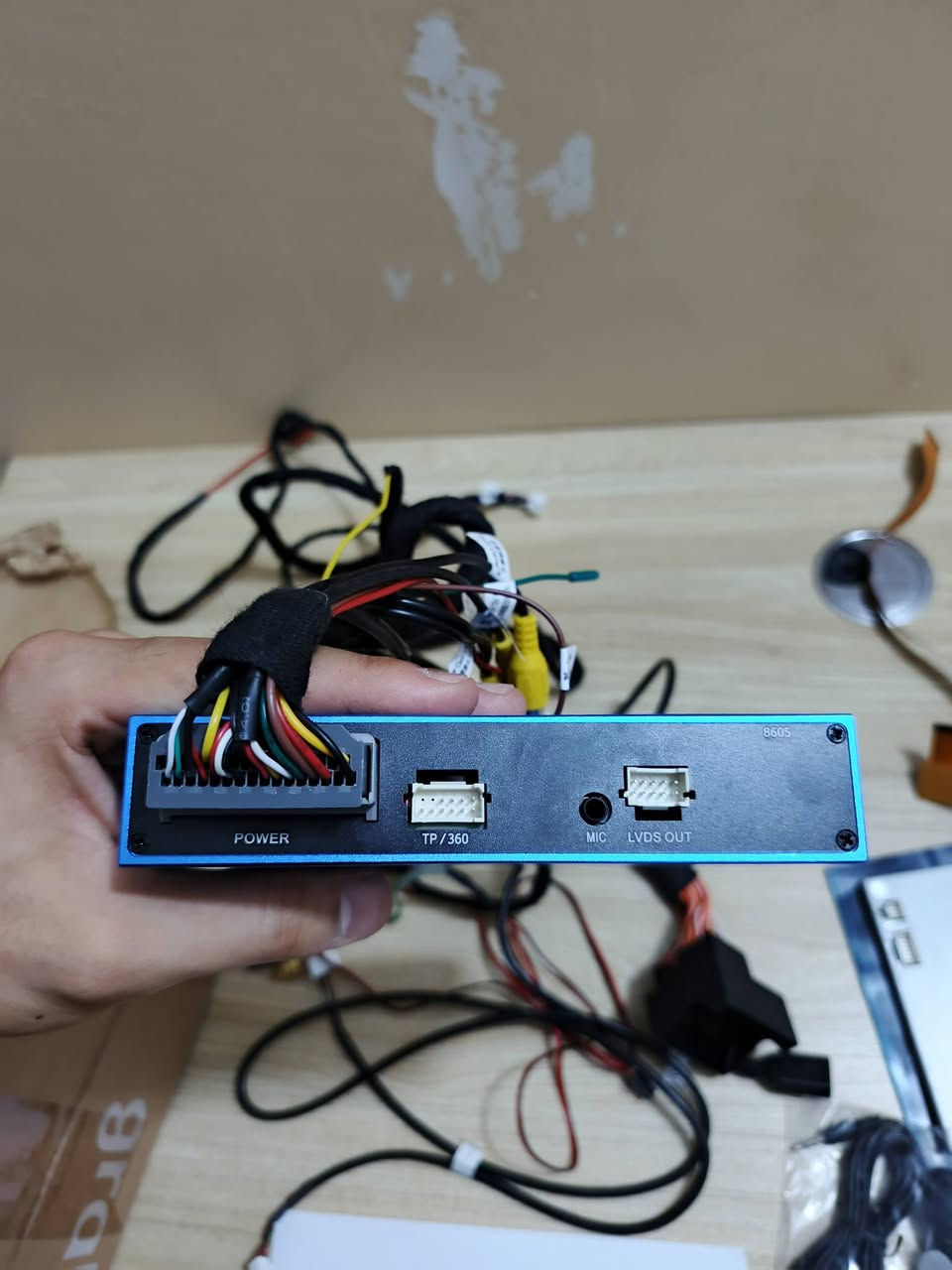 كار بلي
هذا المنتج هو ZTUZAUTO Carplay/Android Auto Assembly Kit، وهو جهاز يسمح بتوصيل الهاتف الذكي لاسلكيًا بشاشة السيارة الأصلية.
التكنولوجيا: يدعم الاتصال اللاسلكي لنظامي Apple CarPlay و Android Auto. 
المميزات: يتيح عرض شاشة الهاتف على شاشة السيارة ودعم الكاميرات الخلفية.


**إذا كنت صاحب هذا الإعلان وتريد حذفه لأي سبب، رجاءا أرسل رسالة إلى الدعم الفني**