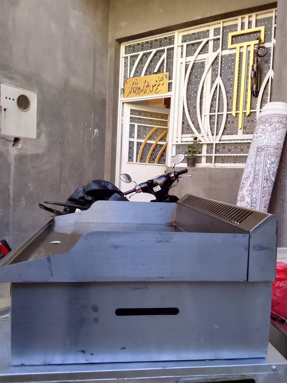 السلام عليكم
كرل بركر + حماية صينيتين + فرن 
للامانة استعمال اسبوعين بس جدا قليل + نضاف بشكل 
للبيع ب350 والفرن هدية وياهن اذا وحدهن   
الحماية 175 بيهة مجال 
الكرل 165 بي مجال 
للتواصل خاص اتصال او واتس اب *********** مكاني كربلاء
