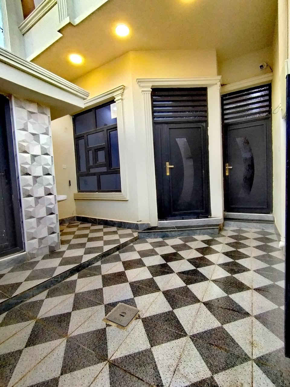 دار حديثة جاهزة للسكن 
📍 الموقع: بعقوبة – تقاطع القدس – دور الزراعة الثالثة
🏡 دار بطابع حديث وتشطيب فاخر – طابقين
في موقع مميز وخدمات مكتملة، دار سكنية جاهزة بدون أي أعمال إضافية، تصميم عملي وتشطيب نظيف مناسب للعوائل.
✨ تفاصيل العقار:
المساحة: 100 متر
طابقين بتوزيع مدروس
صالة استقبال واسعة مع مطبخ حار
3 غرف نوم مريحة
3 حمامات (داخلية وخارجية)
سطحين متعدد الاستخدام
💎 المواصفات:
بناء حديث جاهز للسكن فوراً
واجهة فوم تركي فخمة
أرضيات بورسلين راقية
سقوف بنقوش مغربية أنيقة
نظام كاميرات مراقبة
⚡ الخدمات: ماء – كهرباء – مجاري – تبليط كامل
📄 طابو زراعي + سند 25
للأستفسار أكثر اتصل على الأرقام التالية او على الخاص 
ياسر فارس حسين  ***********
وسام اللهيبي  *********** 
مكتب الجزيرة لبيع وشراء الأراضي والدور السكنية

