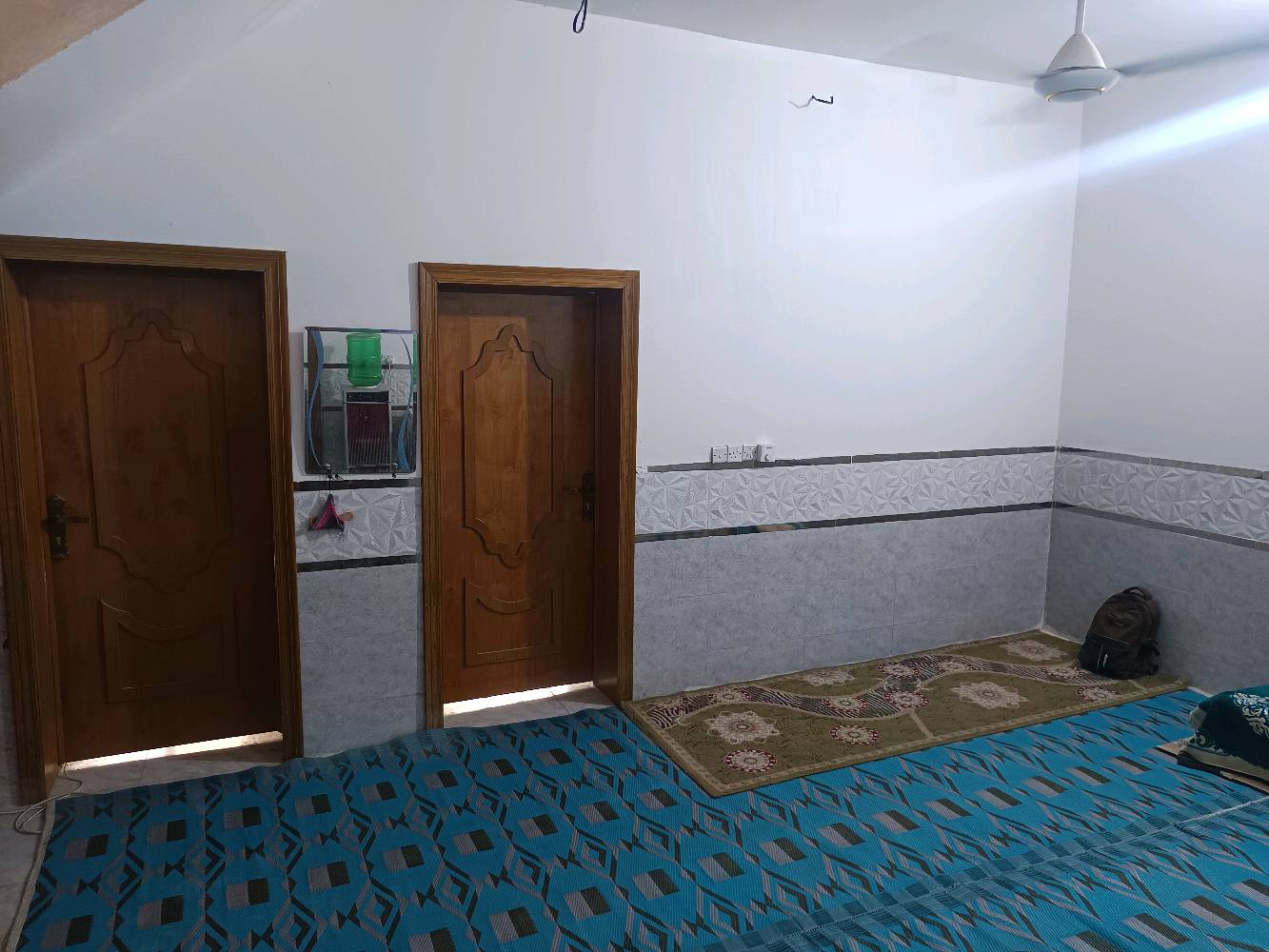 بيت مساحة 100 متر طابق ونص في كربلاء 
يبعد عن الأمام الحسين (ع) 4 كيلو متر 
موقع البيت مميز قرب شارع طويريج حلة طريق الزوار 
واجهة 9.5 نزال 14.5
للاتصال: *********** 
يحتوي على: 
استقبال 5×4
مطبخ 3×4
صالة الطابق الارضي 4×6
صالة الطابق الثاني 4×6
غرفتين نوم: 
غرفة الطابق الارضي 4×5 
غرفة الطابق الثاني 4×5
حمام الطابق الارضي 1.20×1.80 
حمام الطابق الثاني 1.20×1.80
ومتوفر بالقرب منه كافة الخدمات: 
ماء - كهرباء - شارع تبليط
مركز صحي(مستوصف مدينة الزائرين)
(جامعة كربلاء)
 (مدارس - ابتدائية - متوسطة - اعدادية)
للاستفسار: الاتصال على الرقم ***********
او مراسلة الصحفة. 
ويمكنكم الاتصال او المراسلة واتساب على نفس الرقم .

العنوان: كربلاء شارع طويريج حلة (طريق الزوار) قرب جامعة كربلاء 


