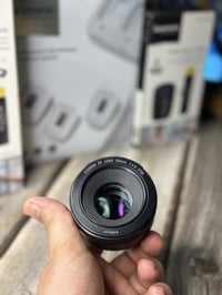 عدسه كانون ٥٠ ملم مستخدم نضيف مع كارتون  السعر ١٣٠ الف موجود توصيل ٠٧٨...
