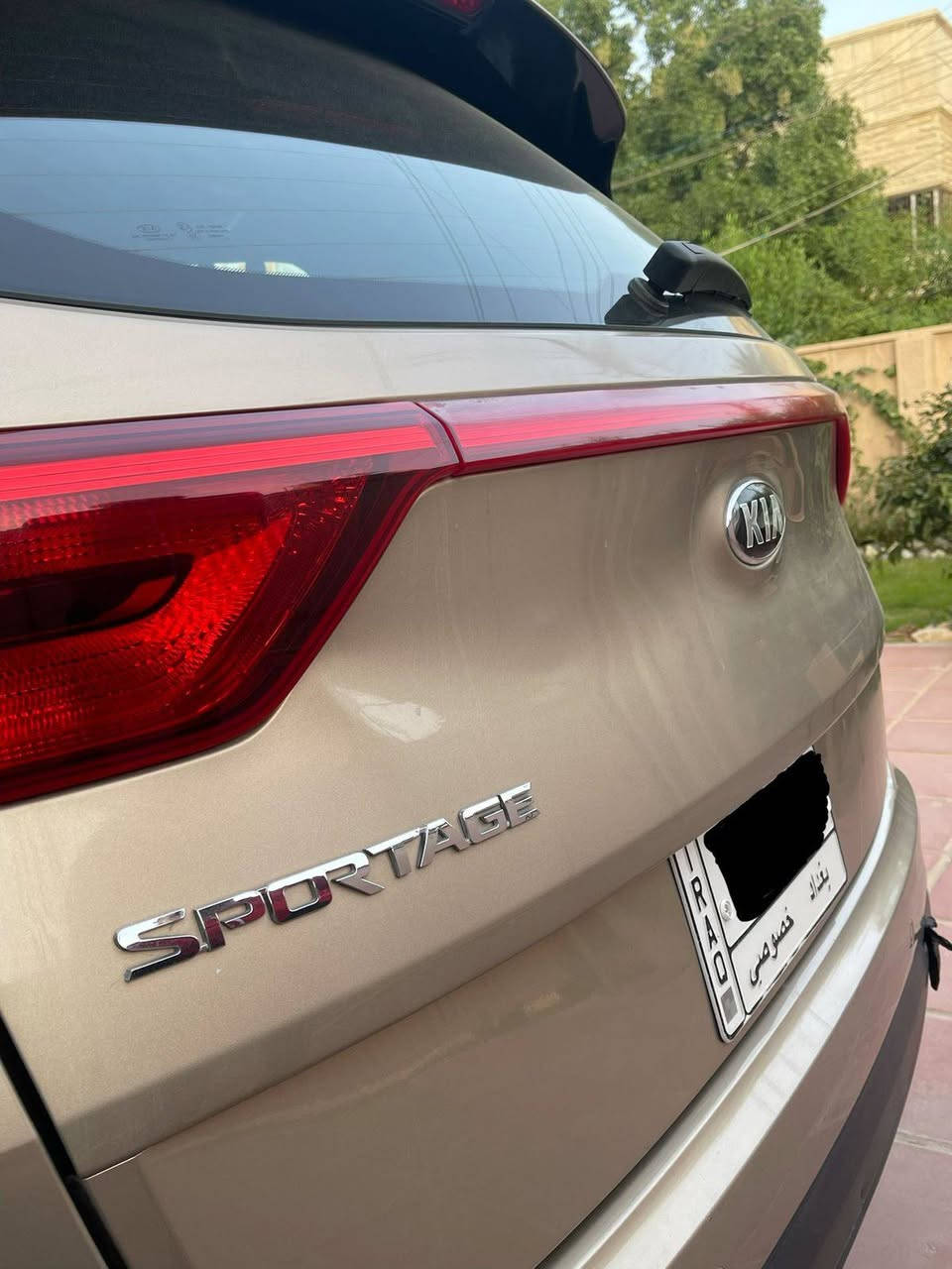 السلام عليكم كيا سبورتج موديل 2018 وارد خليجي مواصفاتها محرك 2000 دووش بصمه ترحيب عند الأقتراب جنطه كهرباء زراك لايت وبعد بيها مواصفات سياره مال بيت بيها طخطخات بسيطه  كلشي موضح كدامك واني مسوي بيها سونار ومرفوق ويا الصور لاتعبني ولا اتعبك رقم بغداد مشروع وطني والتحويل مباشر مكان السياره بغداد ال كرخ حي الجامعه السعر المطلوب 180 ورقه للستفسار هاذا الرقم *********** وشكرا

